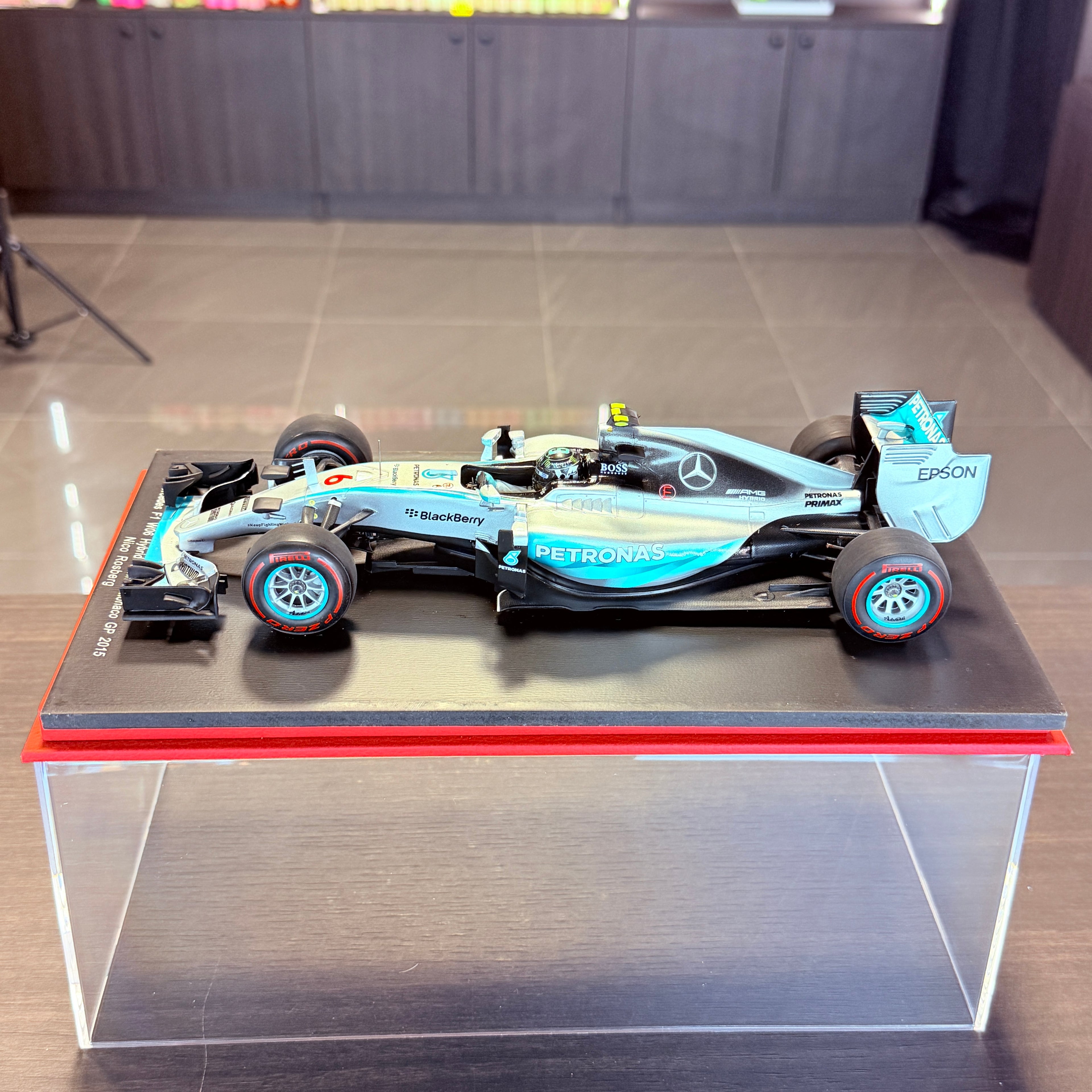 Mercedes F1 W06 #6 Nico Rosberg 1:18 by Spark – top/front view and included display base