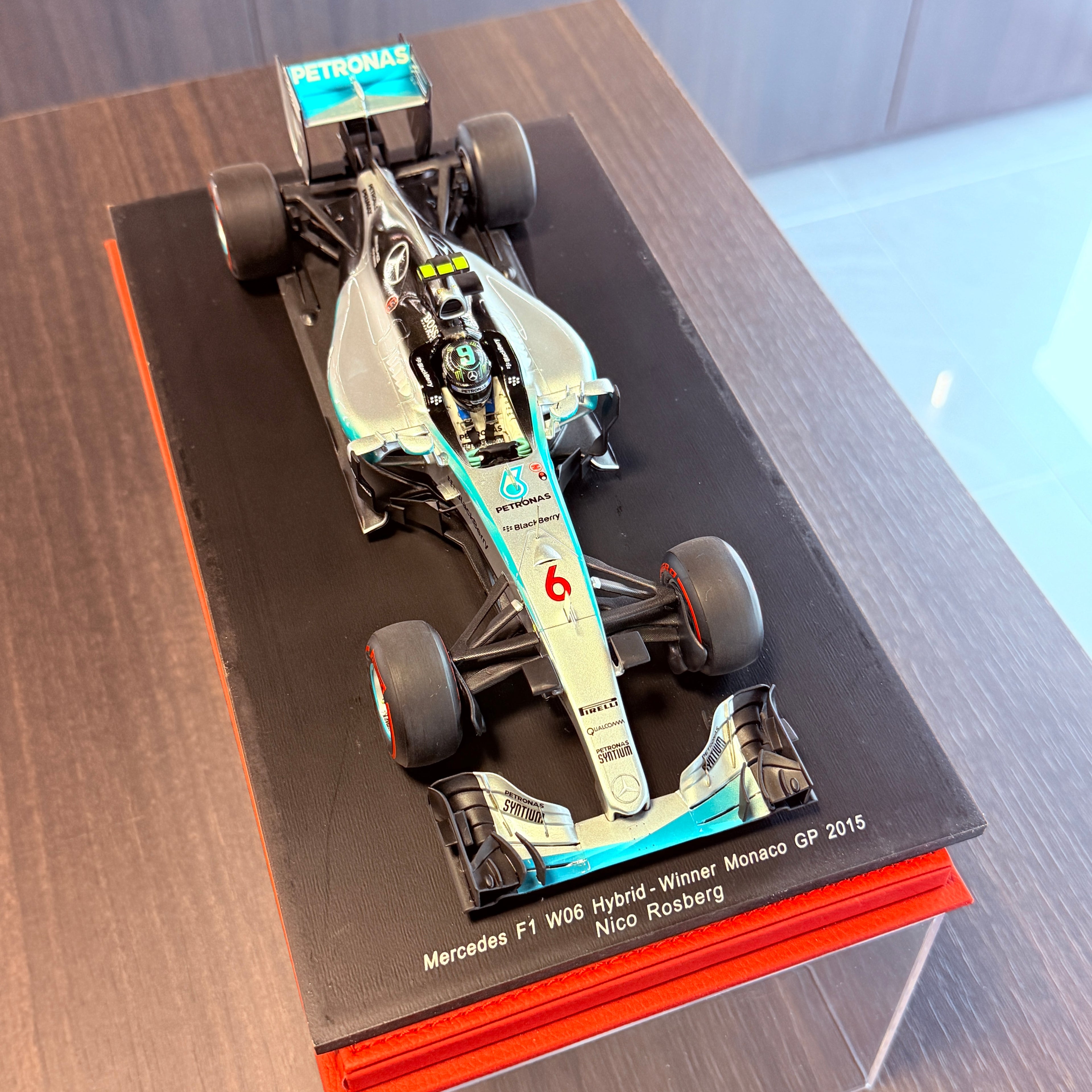 Mercedes F1 W06 #6 Nico Rosberg 1:18 by Spark – side profile
