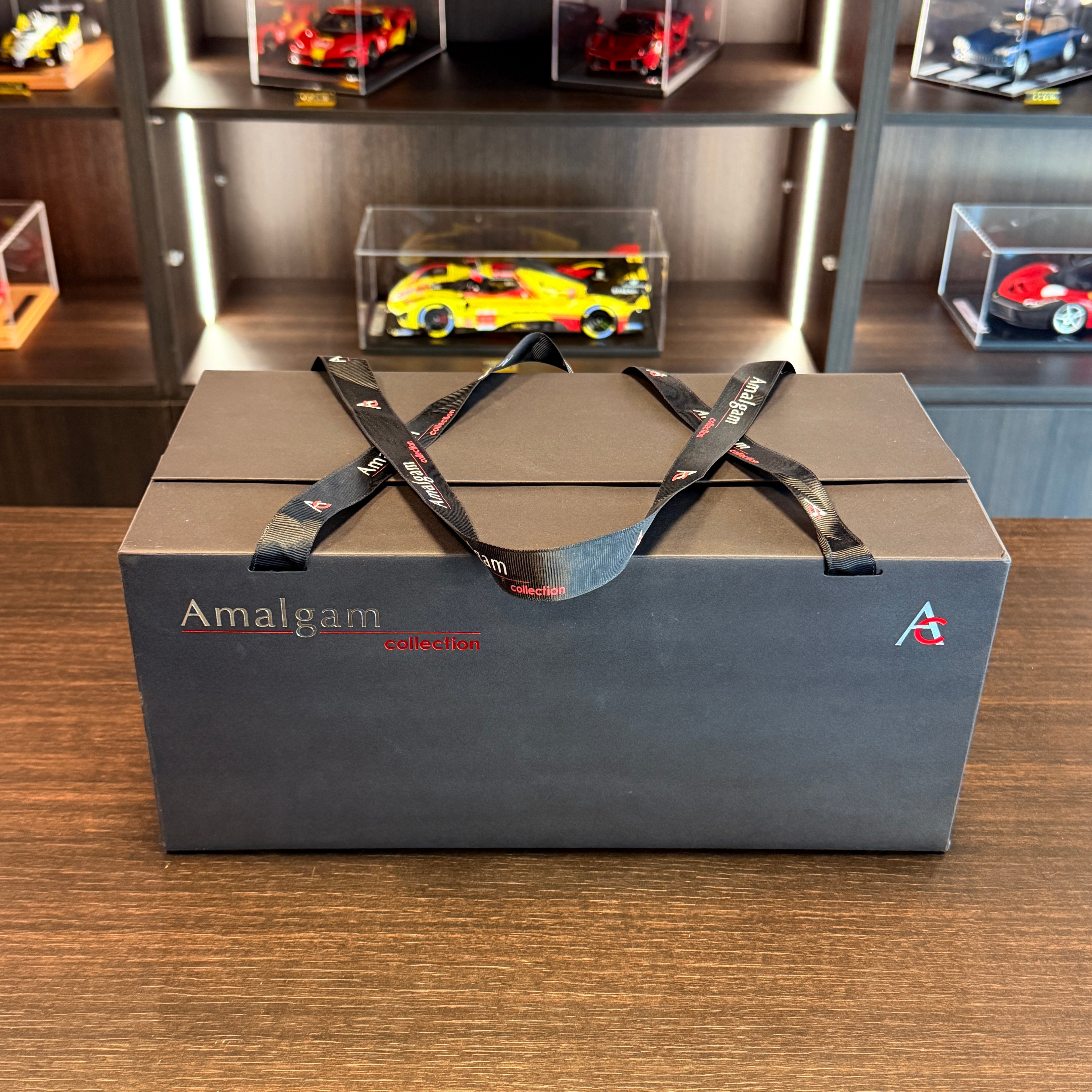 Ferrari 499P vencedor das 24 Horas de Le Mans de 2023, escala 1:18, versão com efeitos de corrida – Edição limitada a 100 unidades, da Amalgam Collection