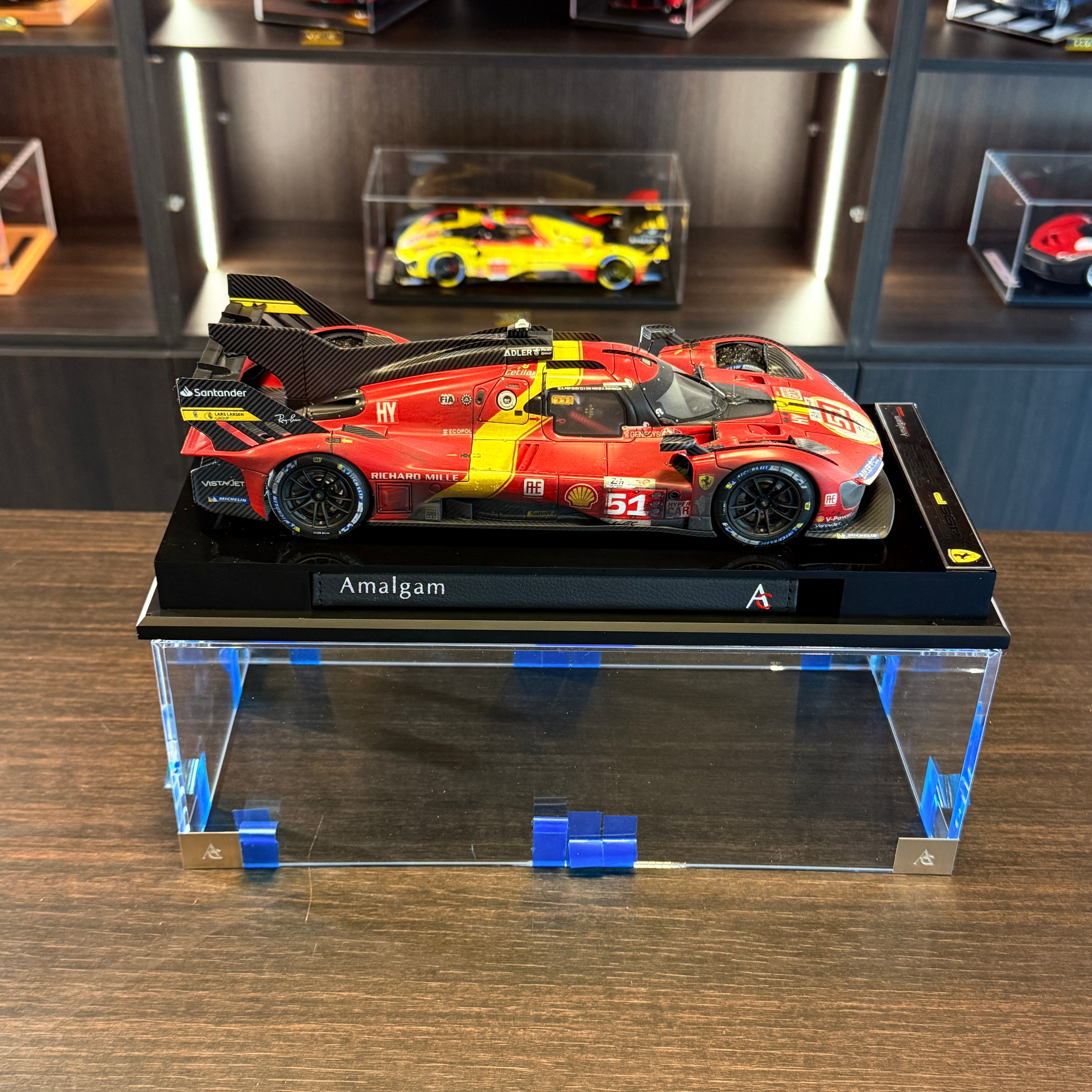 Ferrari 499P vencedor das 24 Horas de Le Mans de 2023, escala 1:18, versão com efeitos de corrida – Edição limitada a 100 unidades, da Amalgam Collection