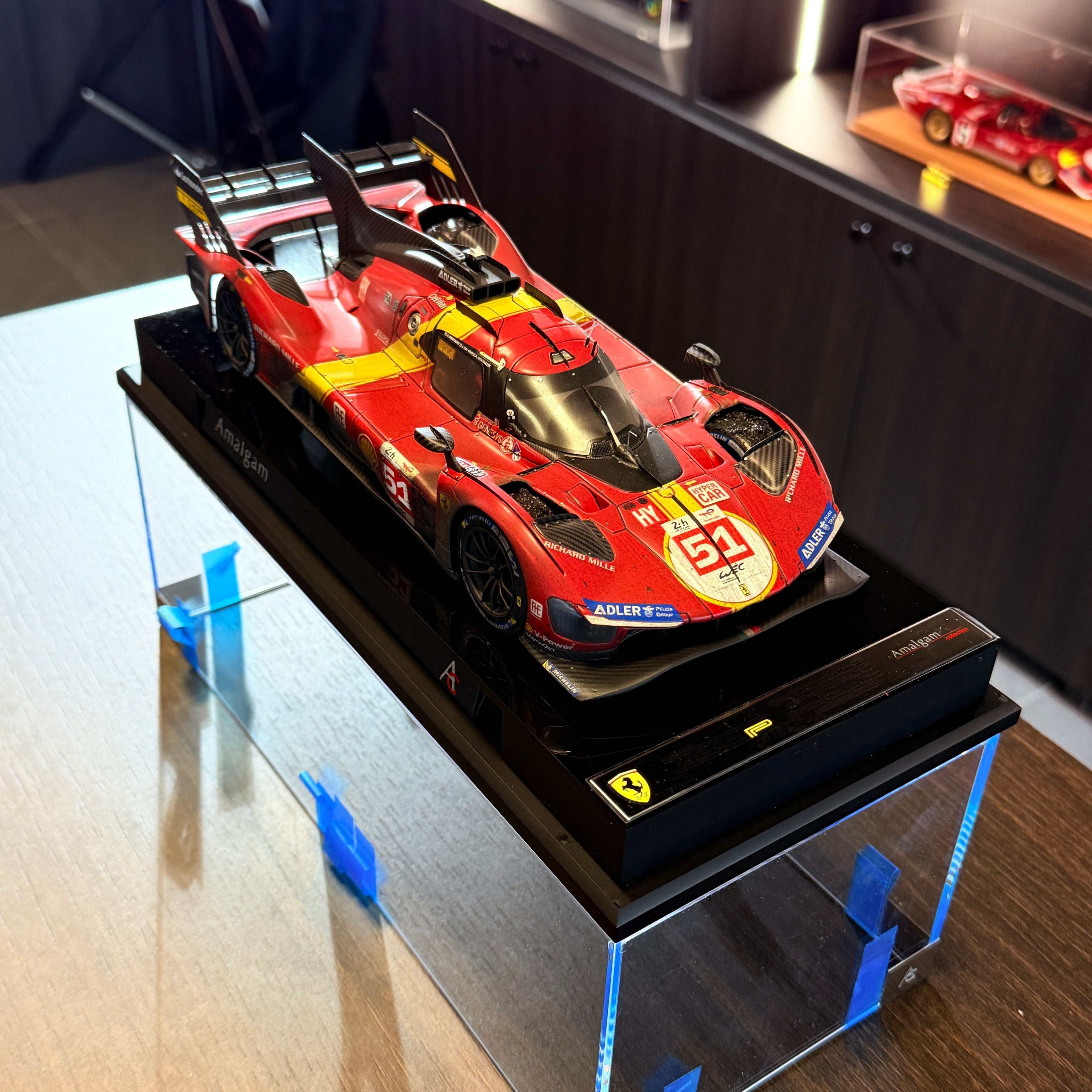 1:18 Ferrari 499P, a 2023-as Le Mans-i 24 órás verseny győztese, versenyviselt változat – limitált kiadás, 100 db, az Amalgam Collectiontől