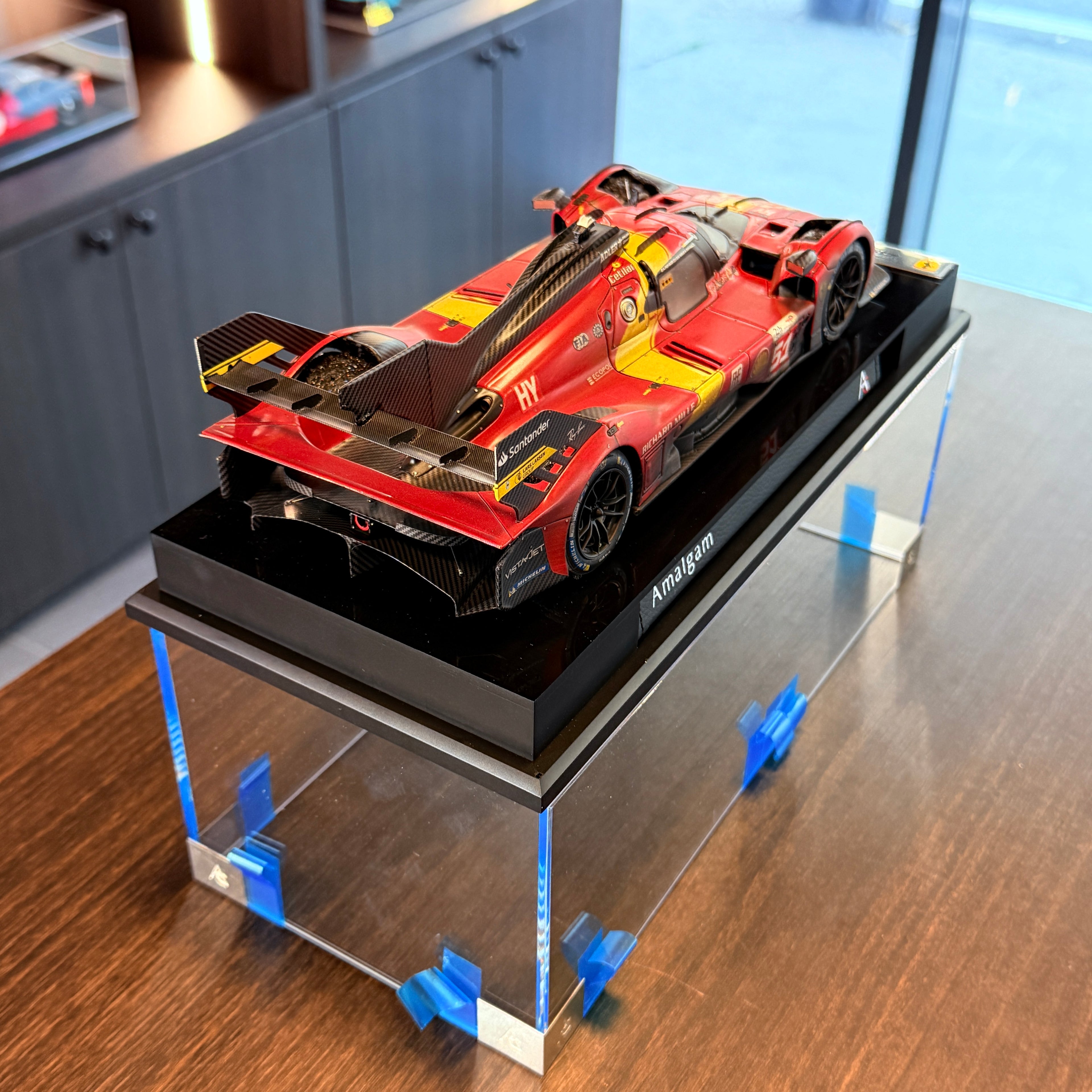 1:18 Ferrari 499P, a 2023-as Le Mans-i 24 órás verseny győztese, versenyviselt változat – limitált kiadás, 100 db, az Amalgam Collectiontől