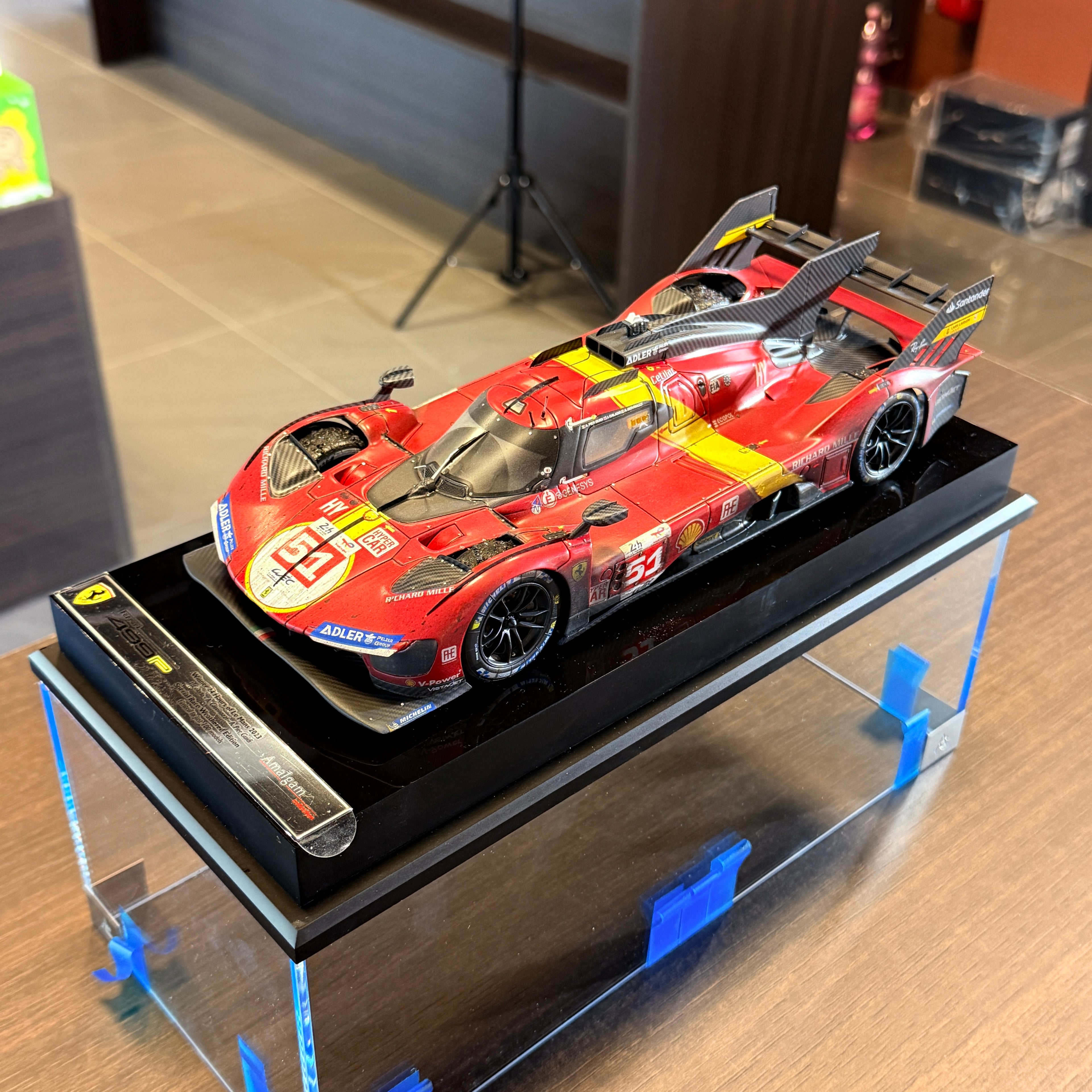 1:18 Ferrari 499P, a 2023-as Le Mans-i 24 órás verseny győztese, versenyviselt változat – limitált kiadás, 100 db, az Amalgam Collectiontől