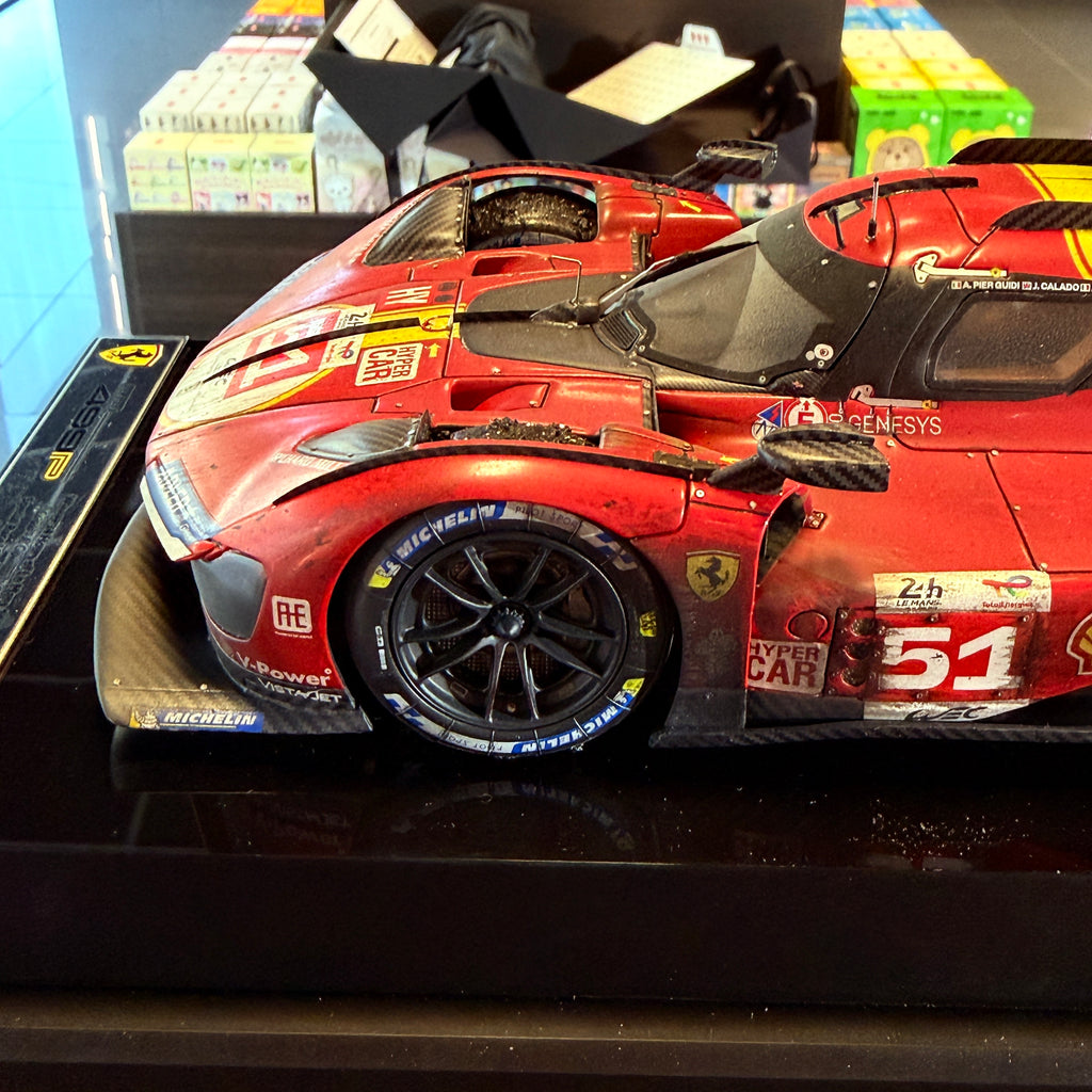 Ferrari 499P vencedor das 24 Horas de Le Mans de 2023, escala 1:18, versão com efeitos de corrida – Edição limitada a 100 unidades, da Amalgam Collection