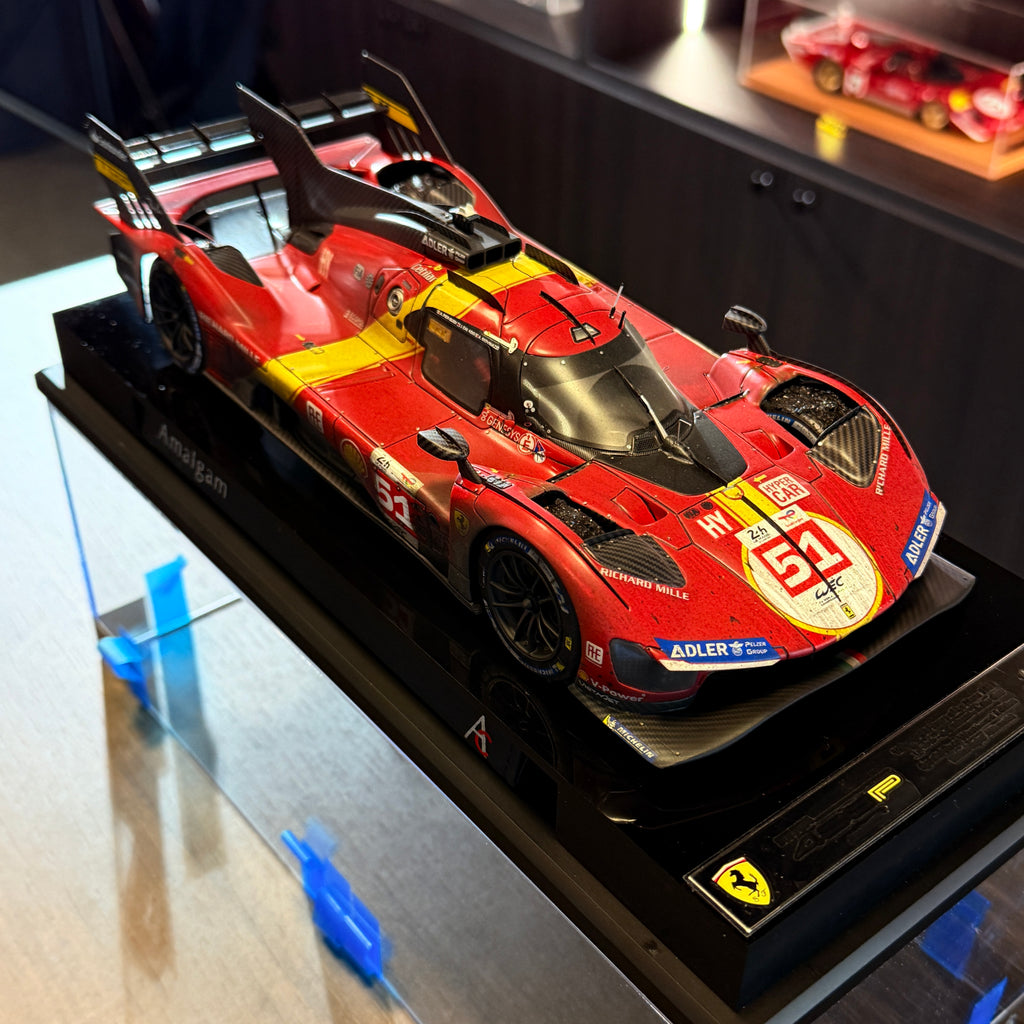 Ferrari 499P vencedor das 24 Horas de Le Mans de 2023, escala 1:18, versão com efeitos de corrida – Edição limitada a 100 unidades, da Amalgam Collection