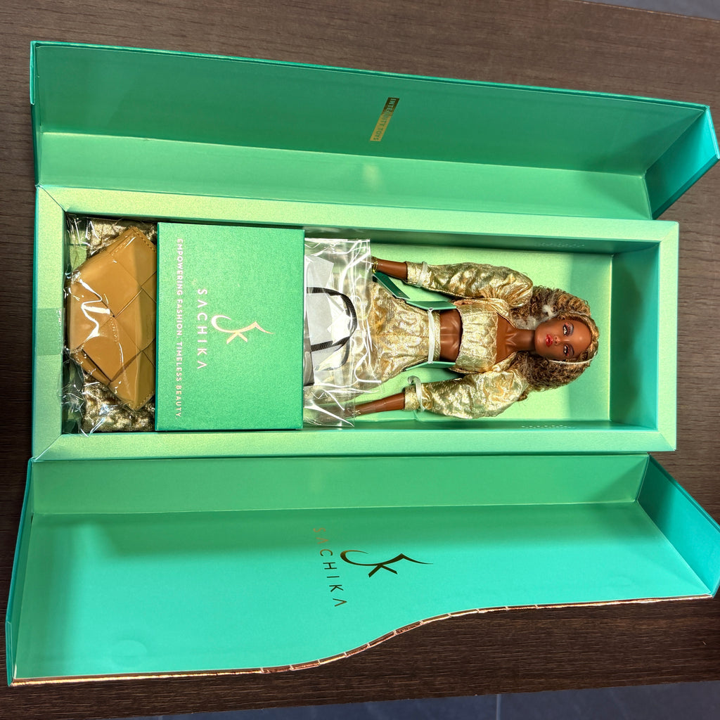 Meteor-collectie: Golden Glam Queen Keeki Adaeze Aangeklede pop 2026 van Integrity Toys