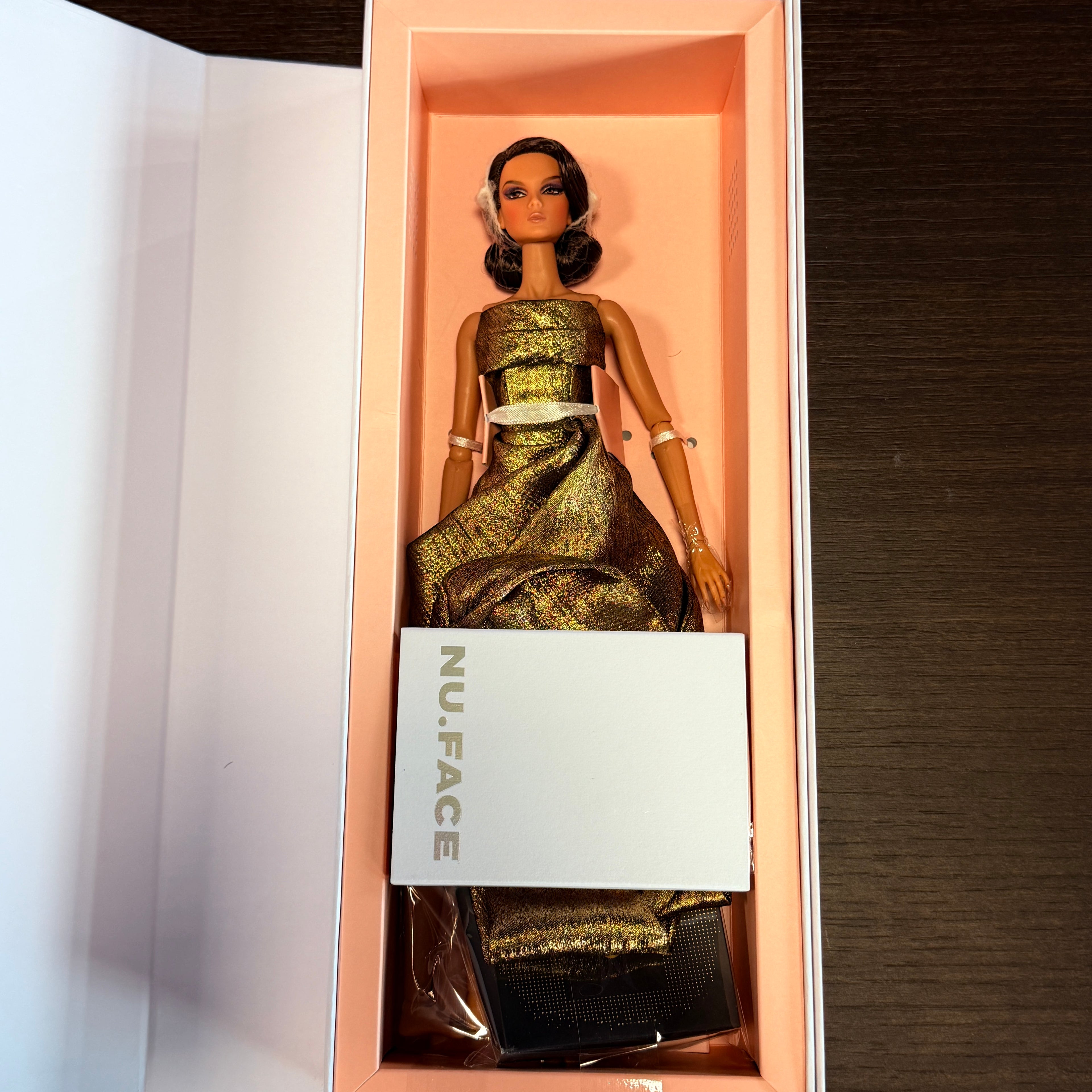 Kolekcia NU. Face: Lustre Lilith Blair, oblečená bábika 2025 od Integrity Toys