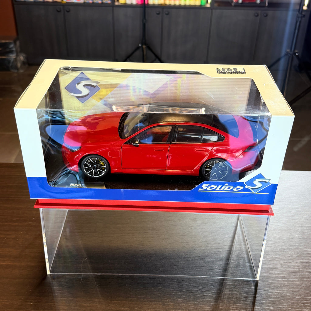 BMW M5 (G90) ohnivočervený 2025 v mierke 1:18 od Solido