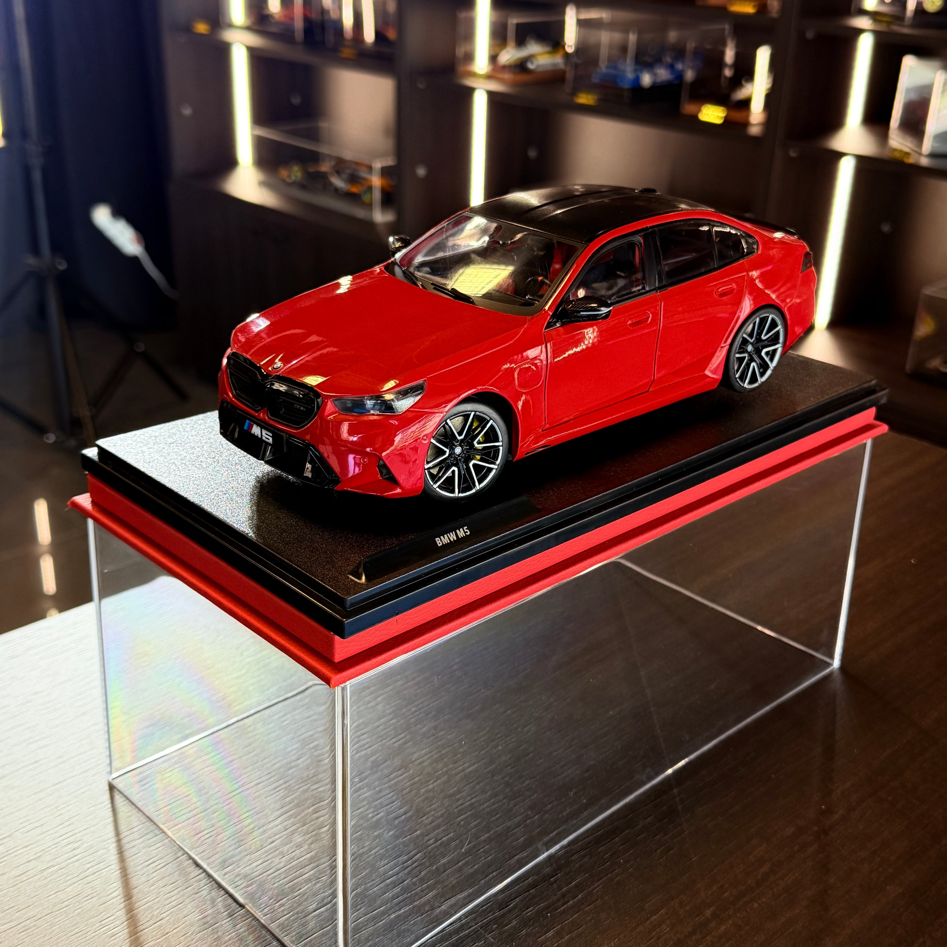BMW M5 (G90) ohnivočervený 2025 v mierke 1:18 od Solido