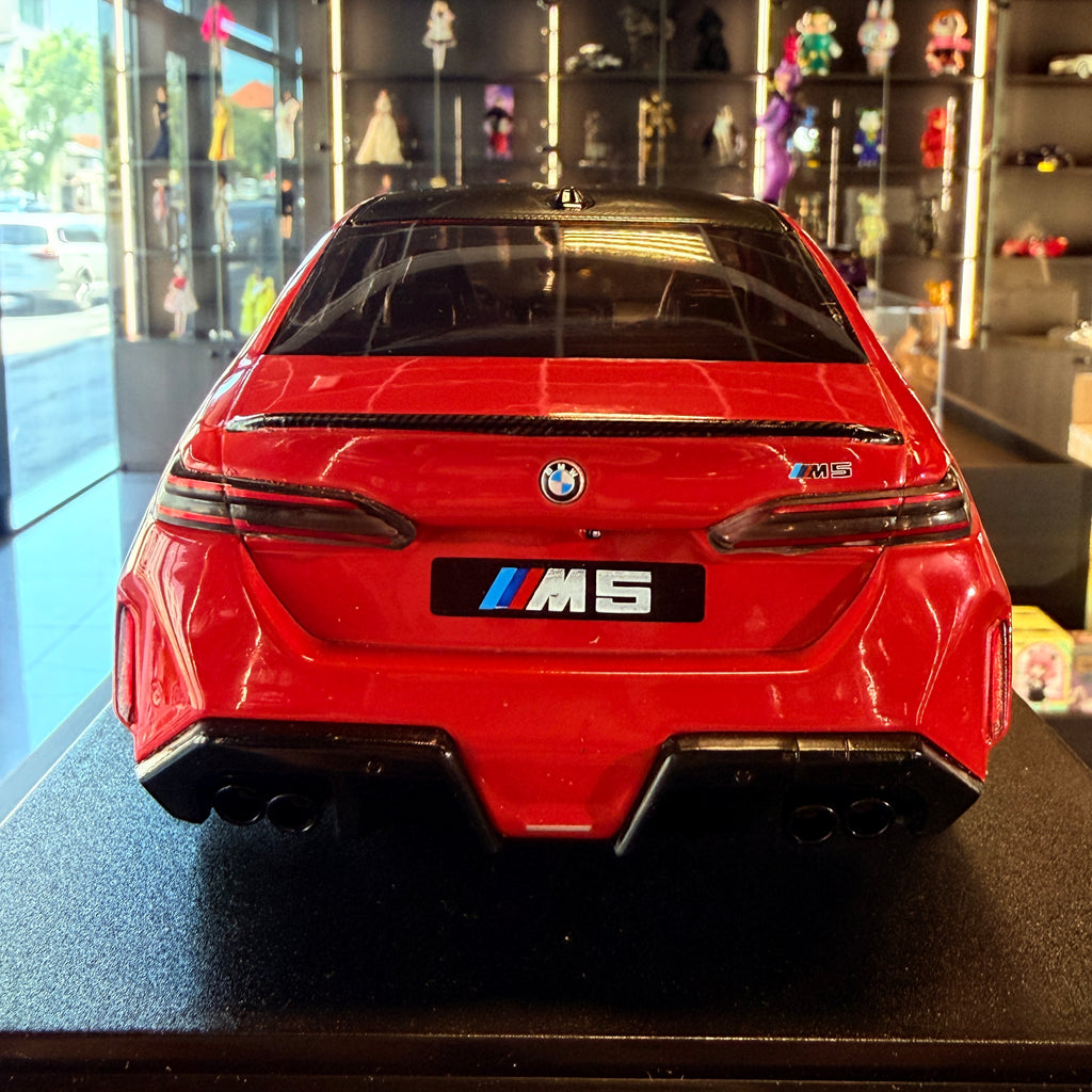 BMW M5 (G90) ohnivočervený 2025 v mierke 1:18 od Solido