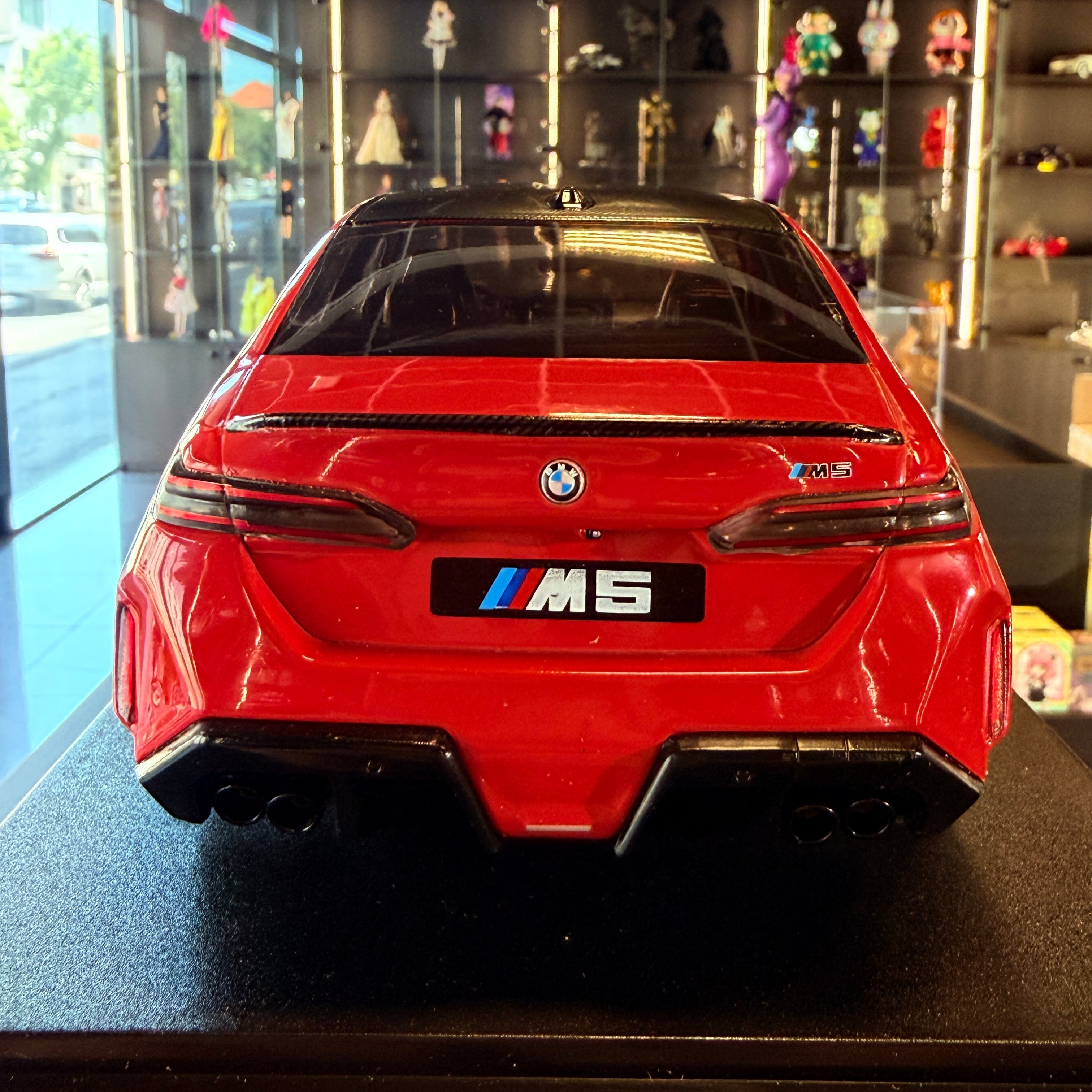 BMW M5 (G90) ohnivočervený 2025 v mierke 1:18 od Solido