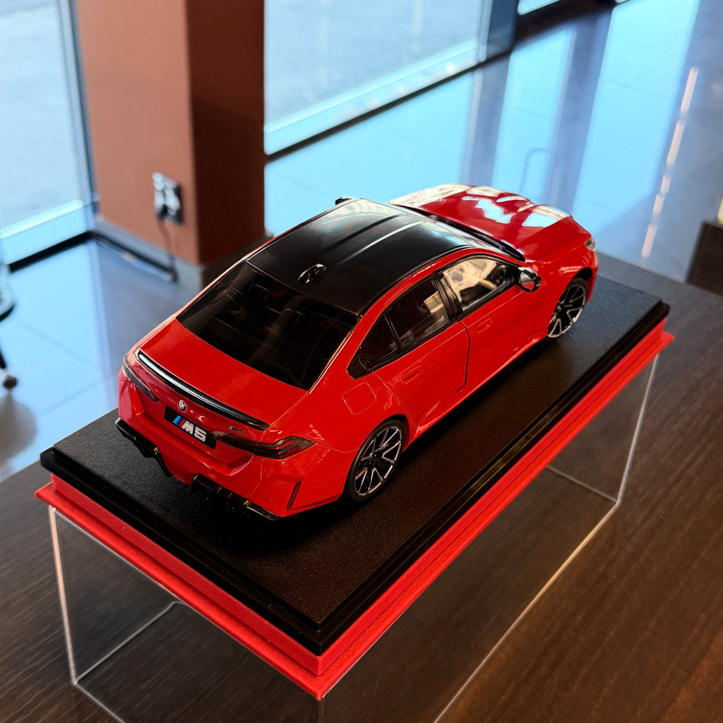 BMW M5 (G90) ohnivočervený 2025 v mierke 1:18 od Solido