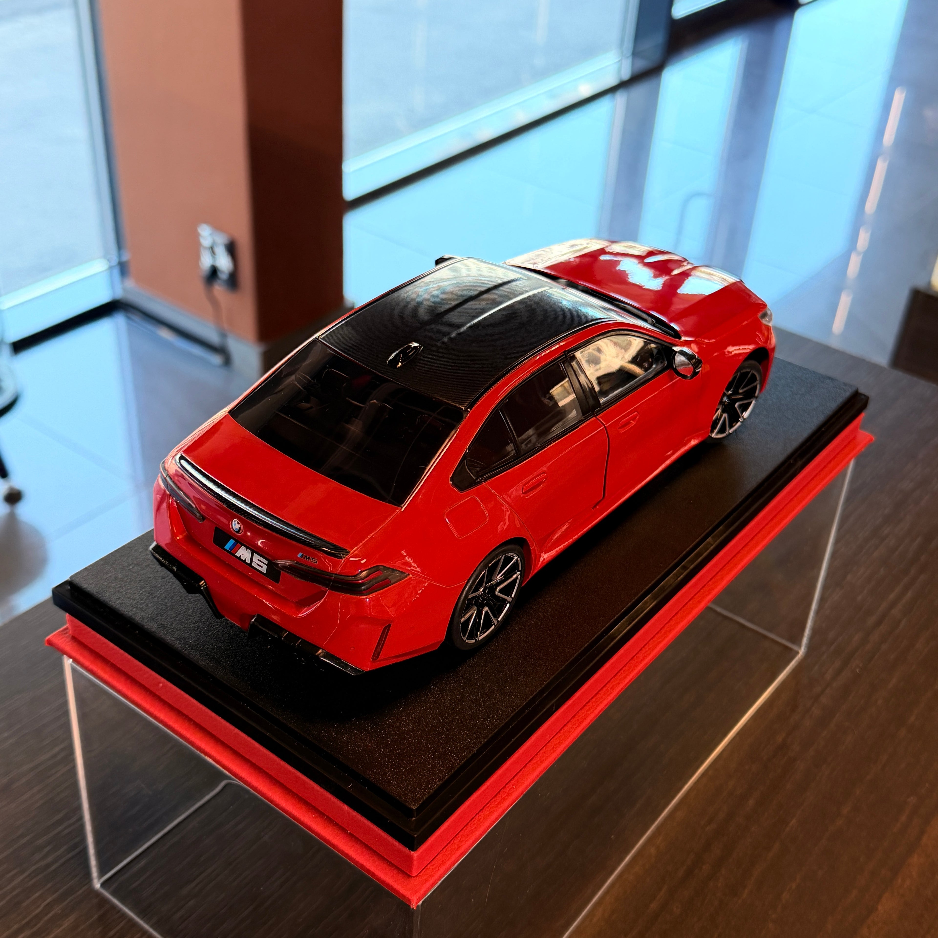BMW M5 (G90) ohnivočervený 2025 v mierke 1:18 od Solido