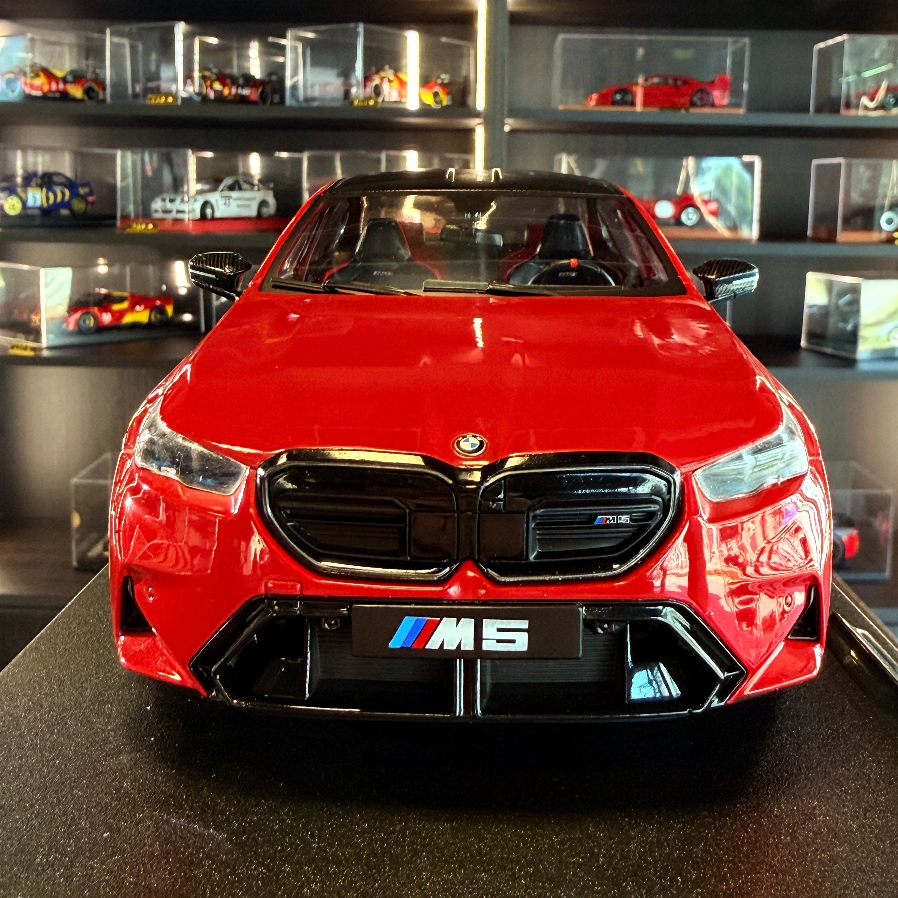 BMW M5 (G90) ohnivočervený 2025 v mierke 1:18 od Solido