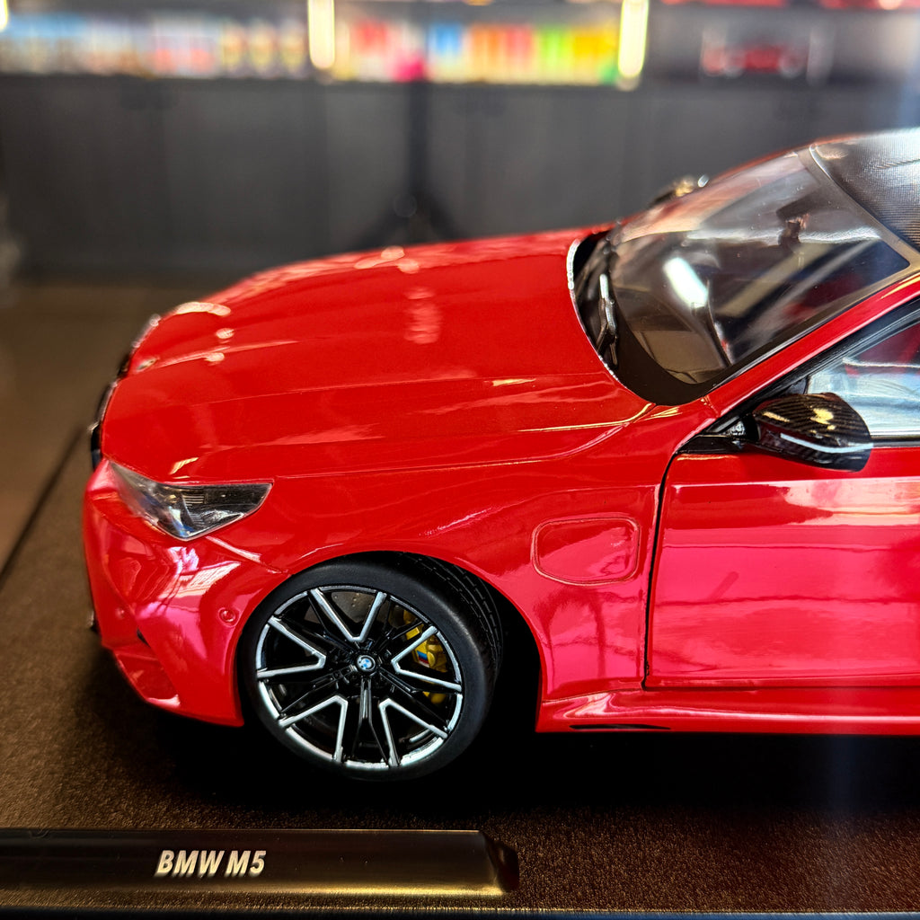 BMW M5 (G90) ohnivočervený 2025 v mierke 1:18 od Solido