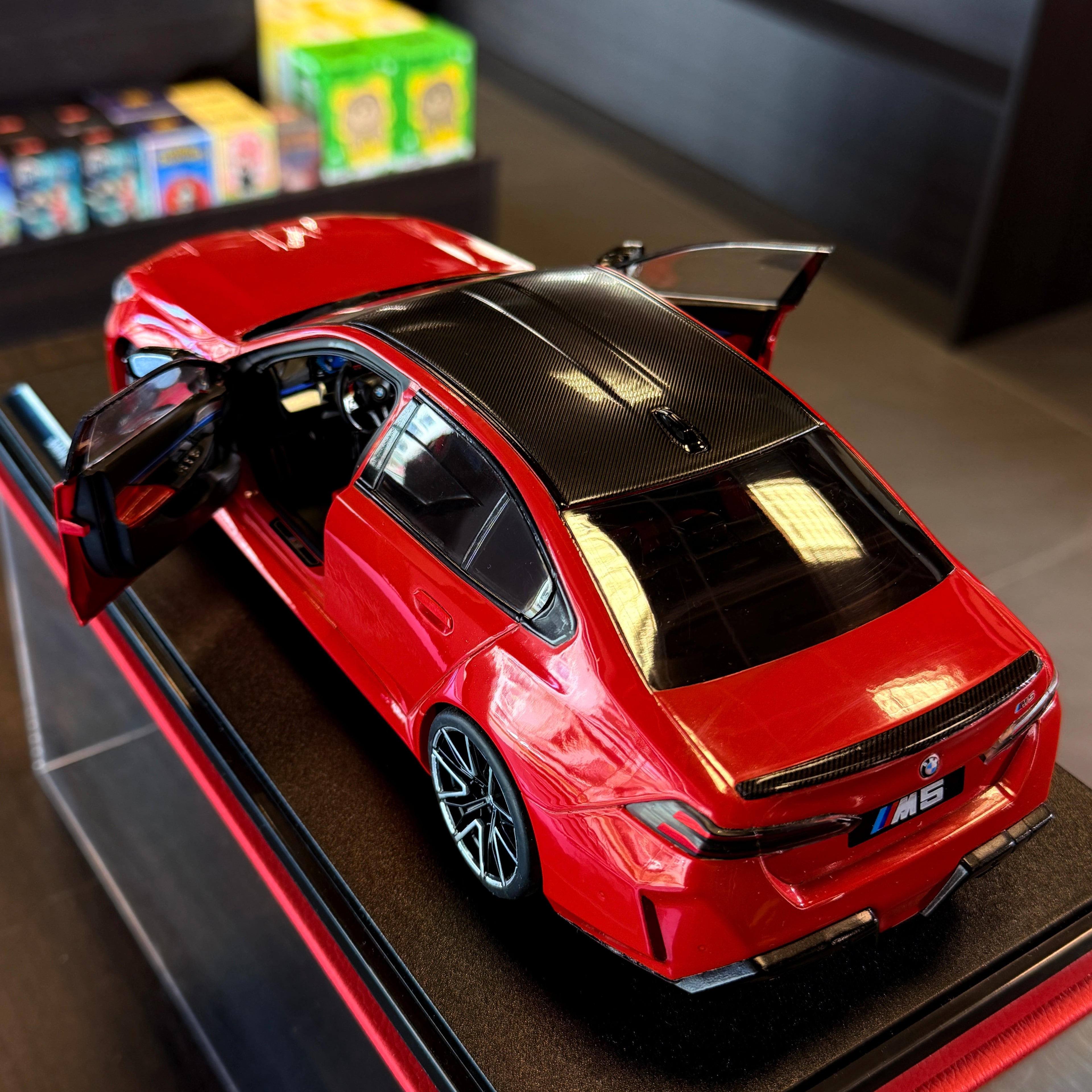 BMW M5 (G90) ohnivočervený 2025 v mierke 1:18 od Solido