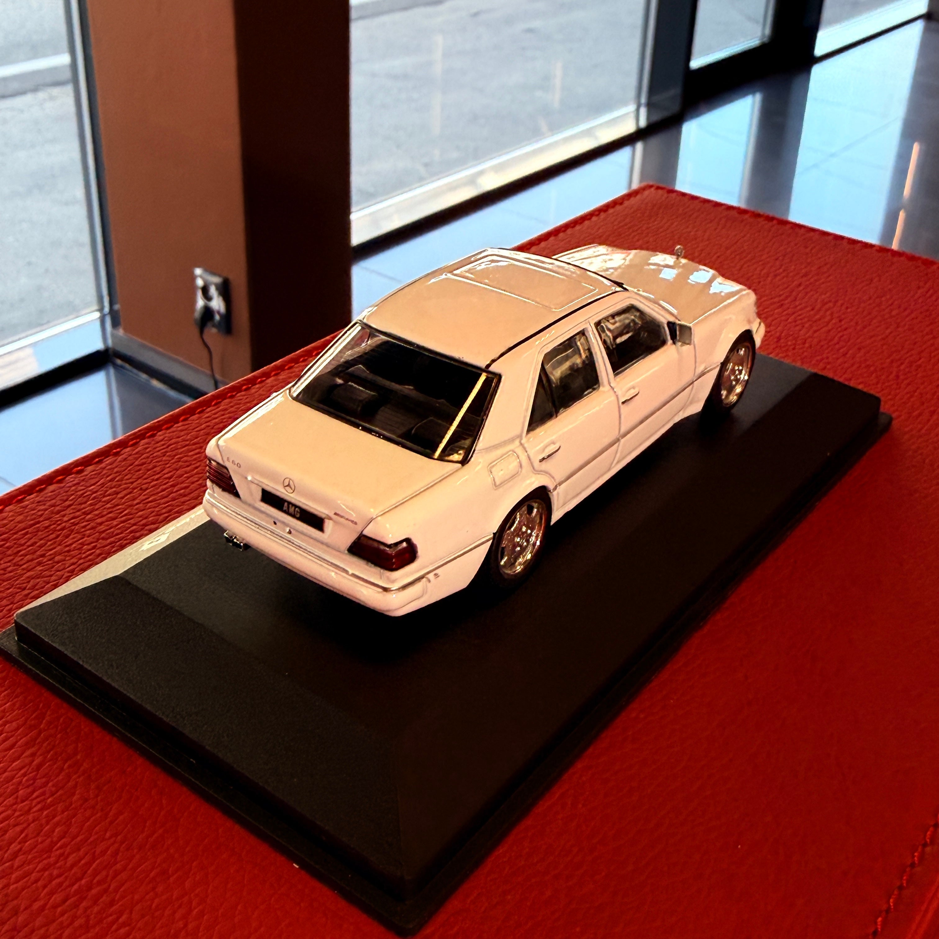 Mercedes-Benz W124 AMG v mierke 1:43 od Solido