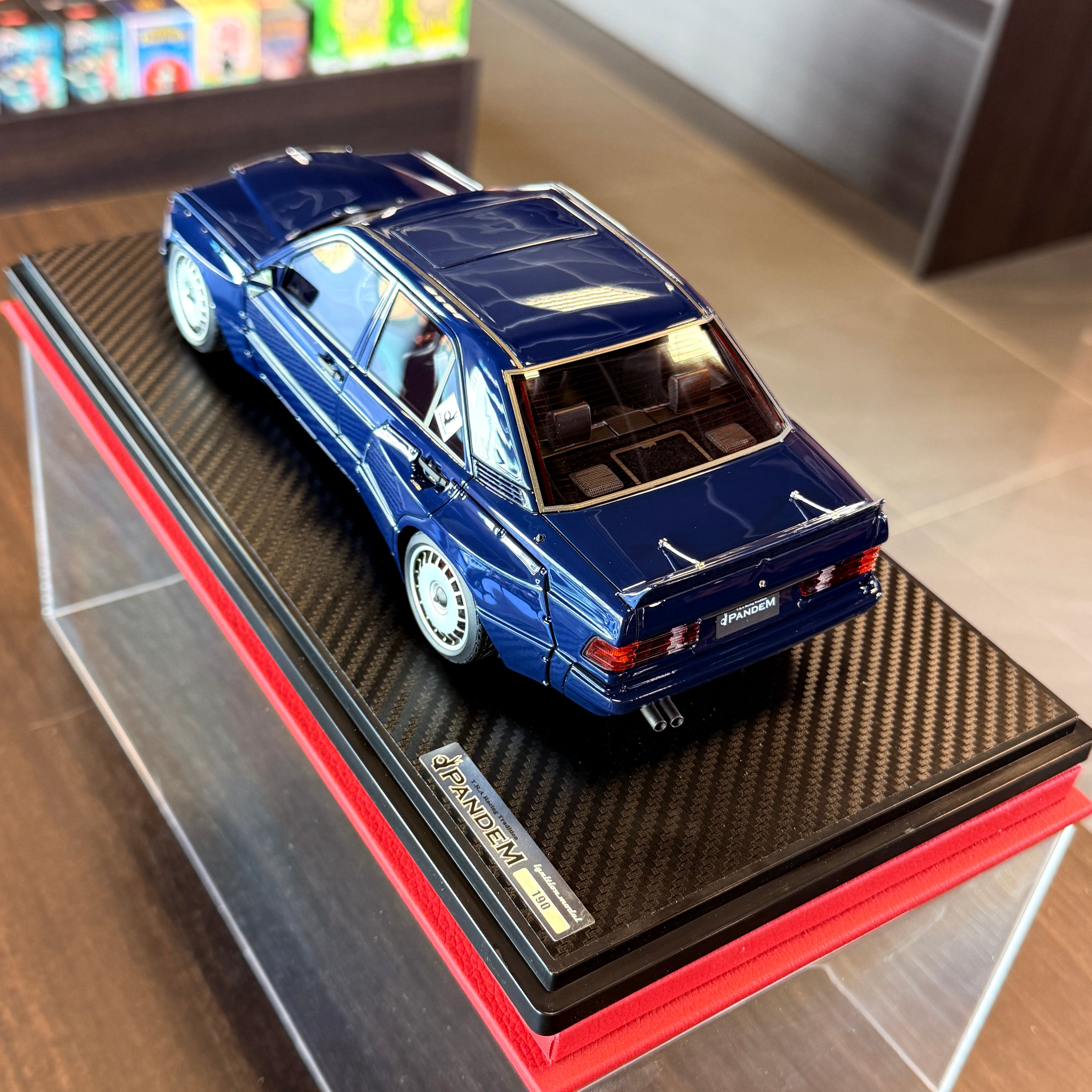 Mercedes-Benz 190 PANDEM modročierny v mierke 1:18 od Ignition Model