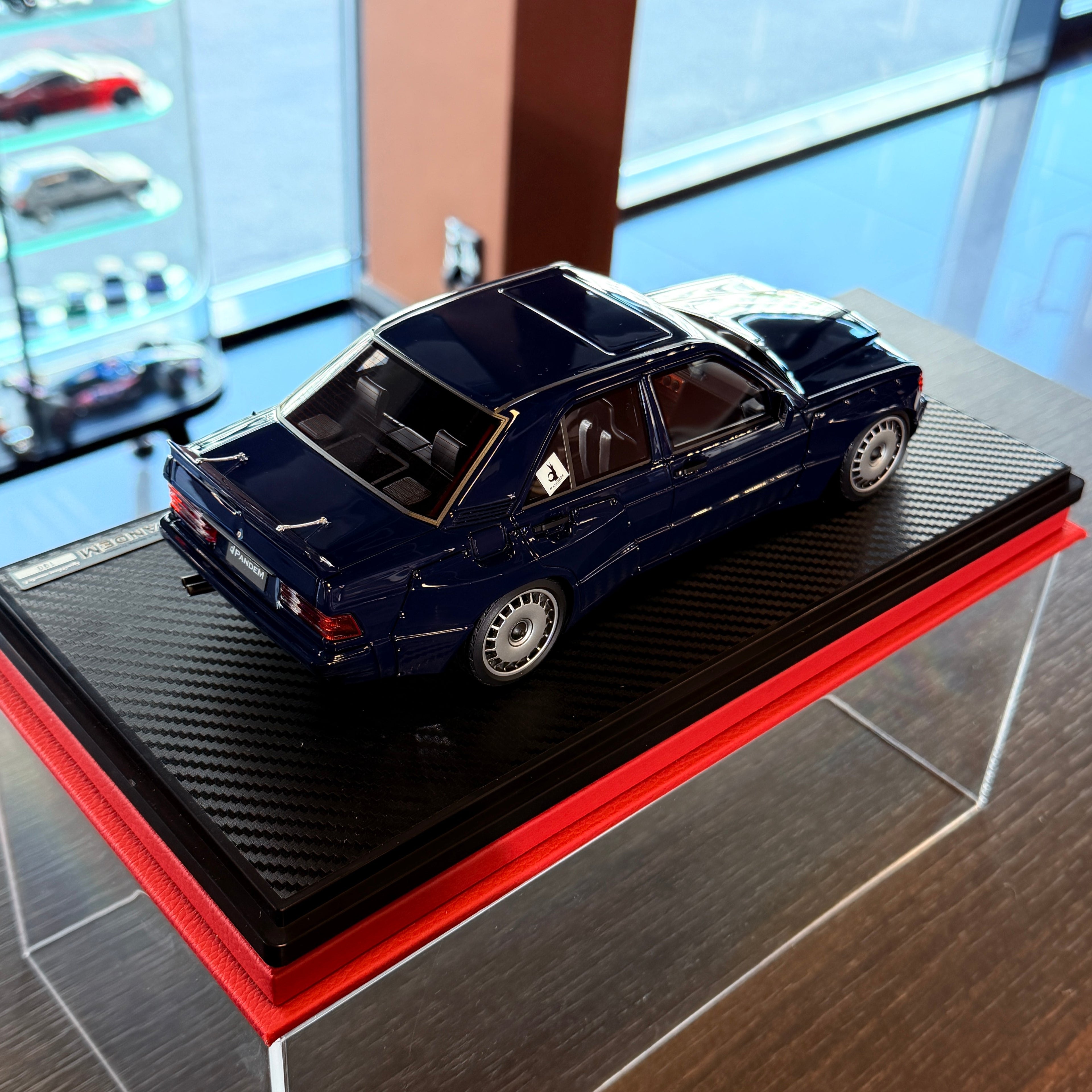 Mercedes-Benz 190 PANDEM modročierny v mierke 1:18 od Ignition Model