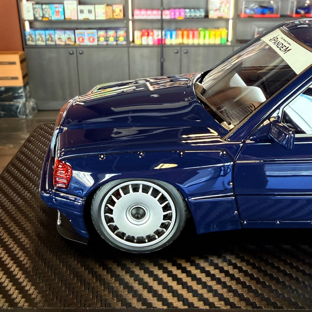 Mercedes-Benz 190 PANDEM modročierny v mierke 1:18 od Ignition Model