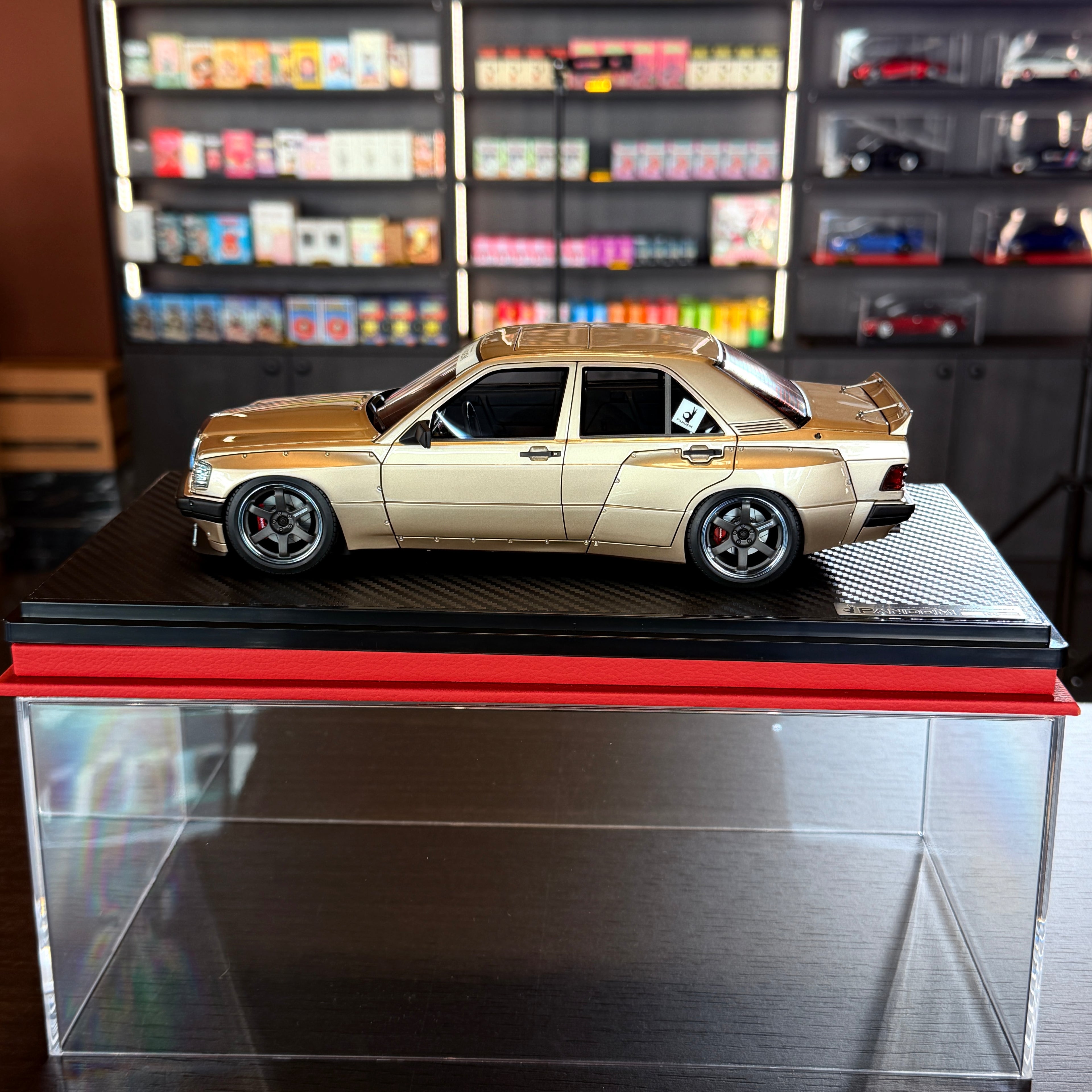 Mercedes-Benz 190 PANDEM šampanskozlatý v mierke 1:18 od Ignition Model