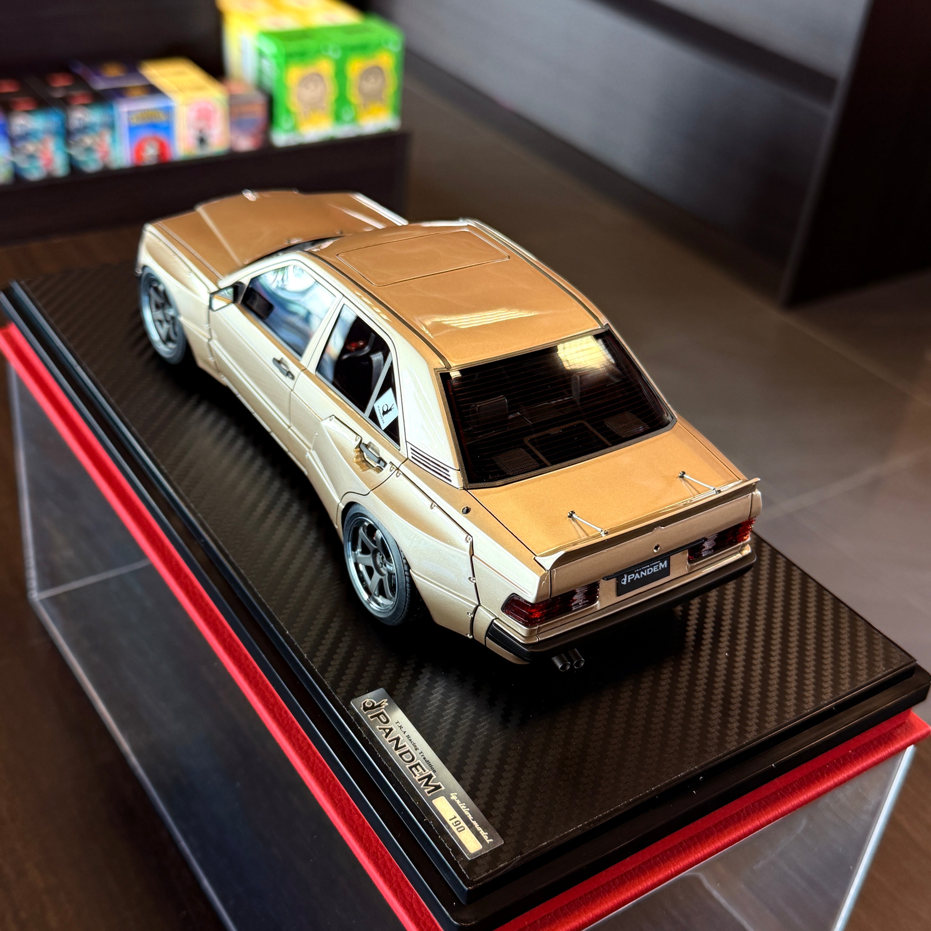 Mercedes-Benz 190 PANDEM šampanskozlatý v mierke 1:18 od Ignition Model