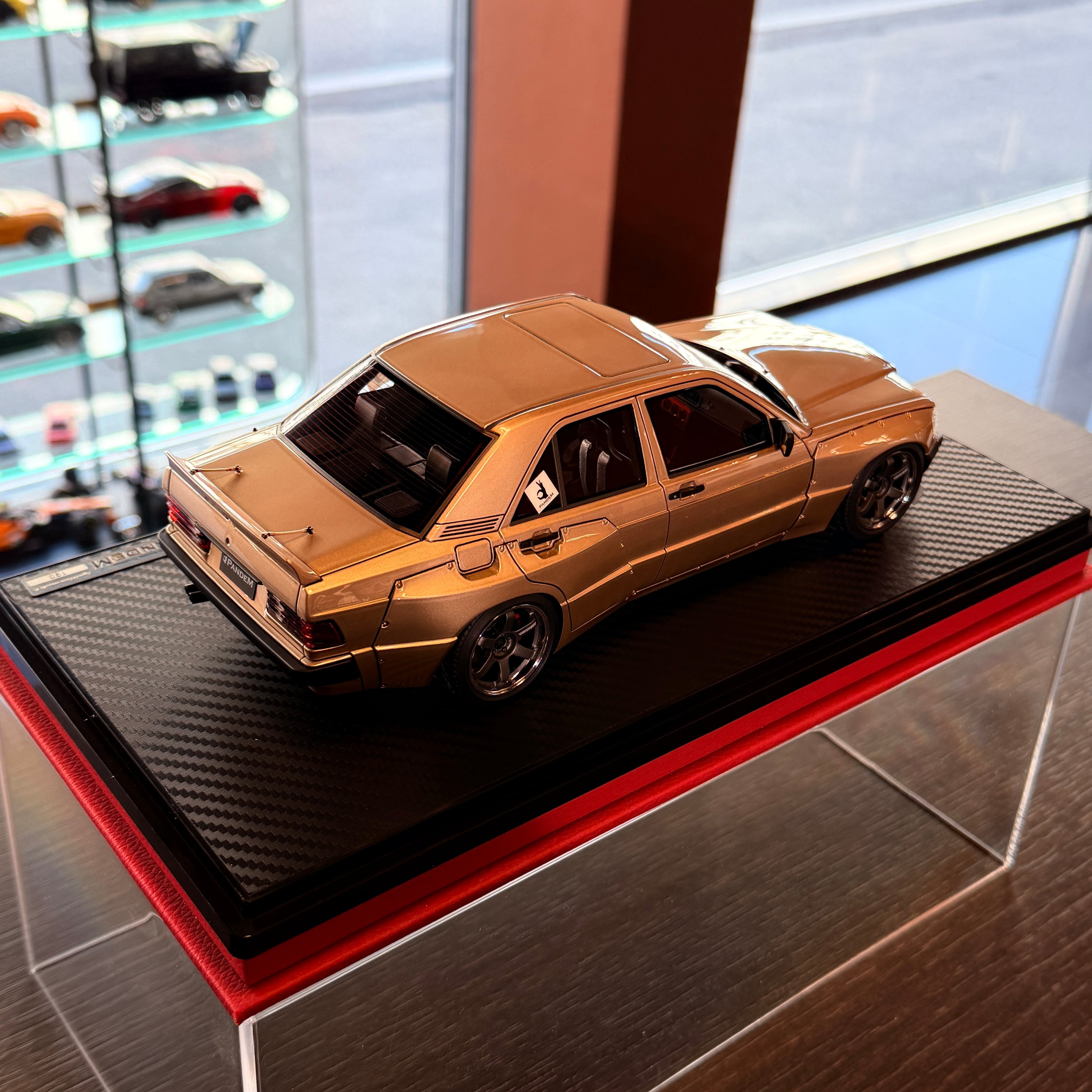 Mercedes-Benz 190 PANDEM šampanskozlatý v mierke 1:18 od Ignition Model