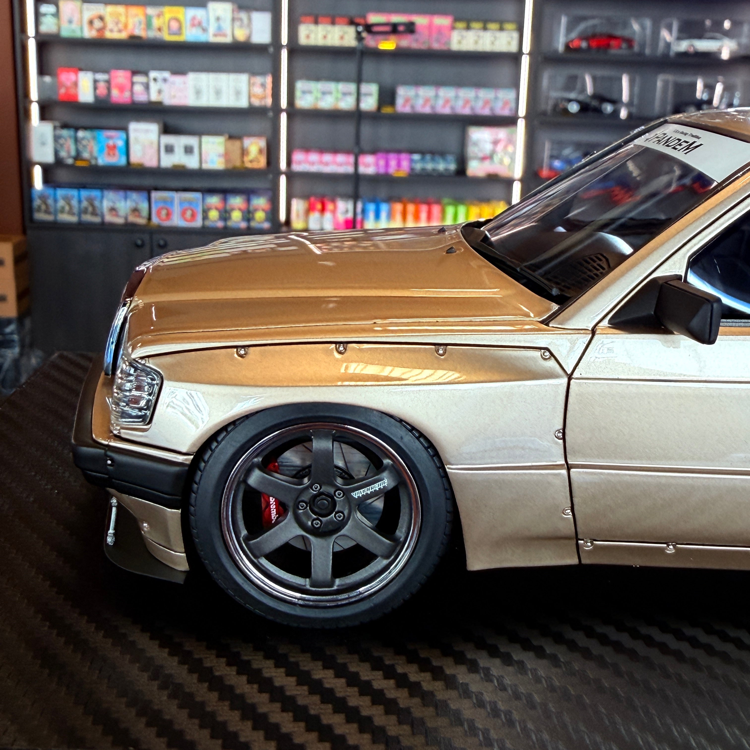 Mercedes-Benz 190 PANDEM šampanskozlatý v mierke 1:18 od Ignition Model