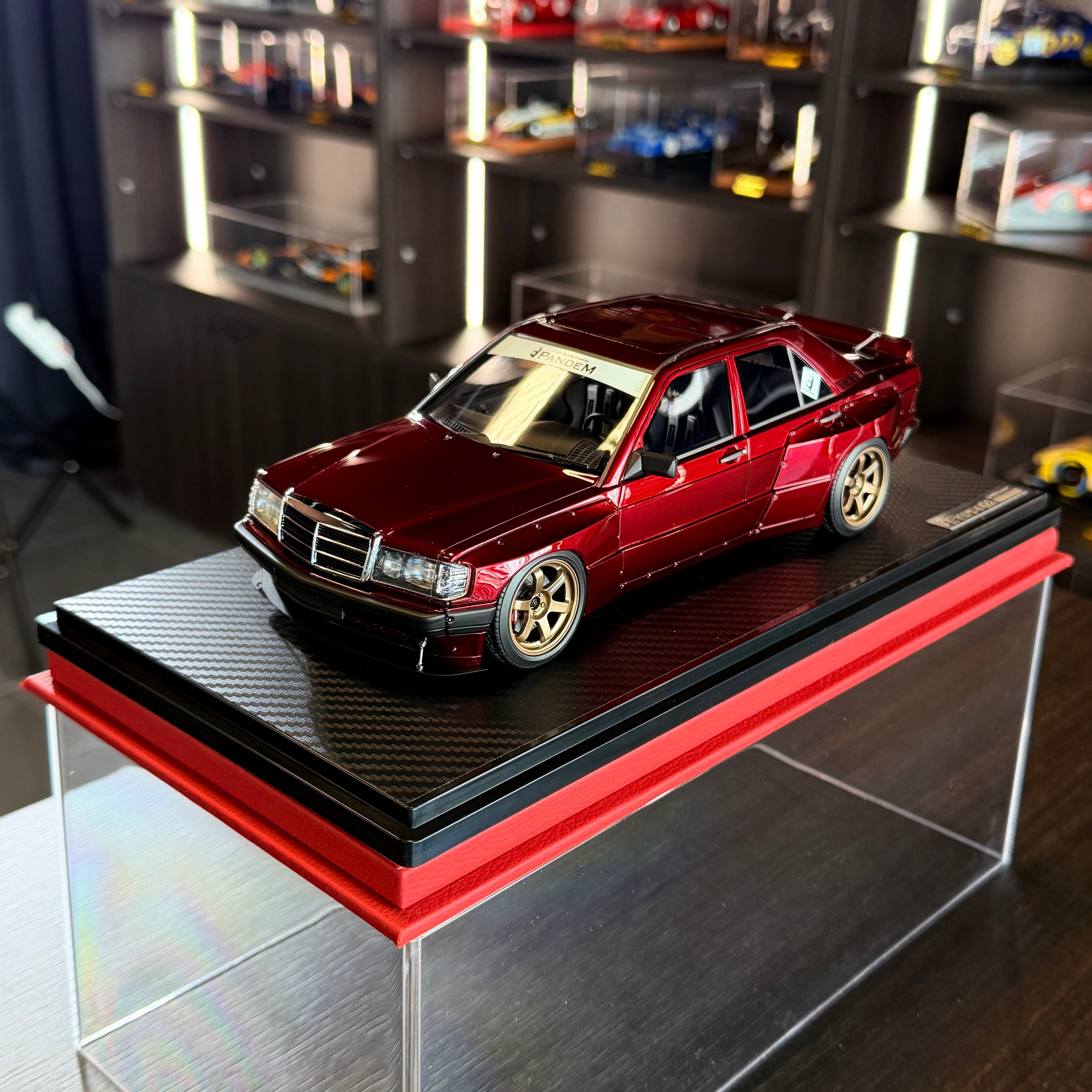 Mercedes-Benz 190 PANDEM červený metalický v mierke 1:18 od Ignition Model