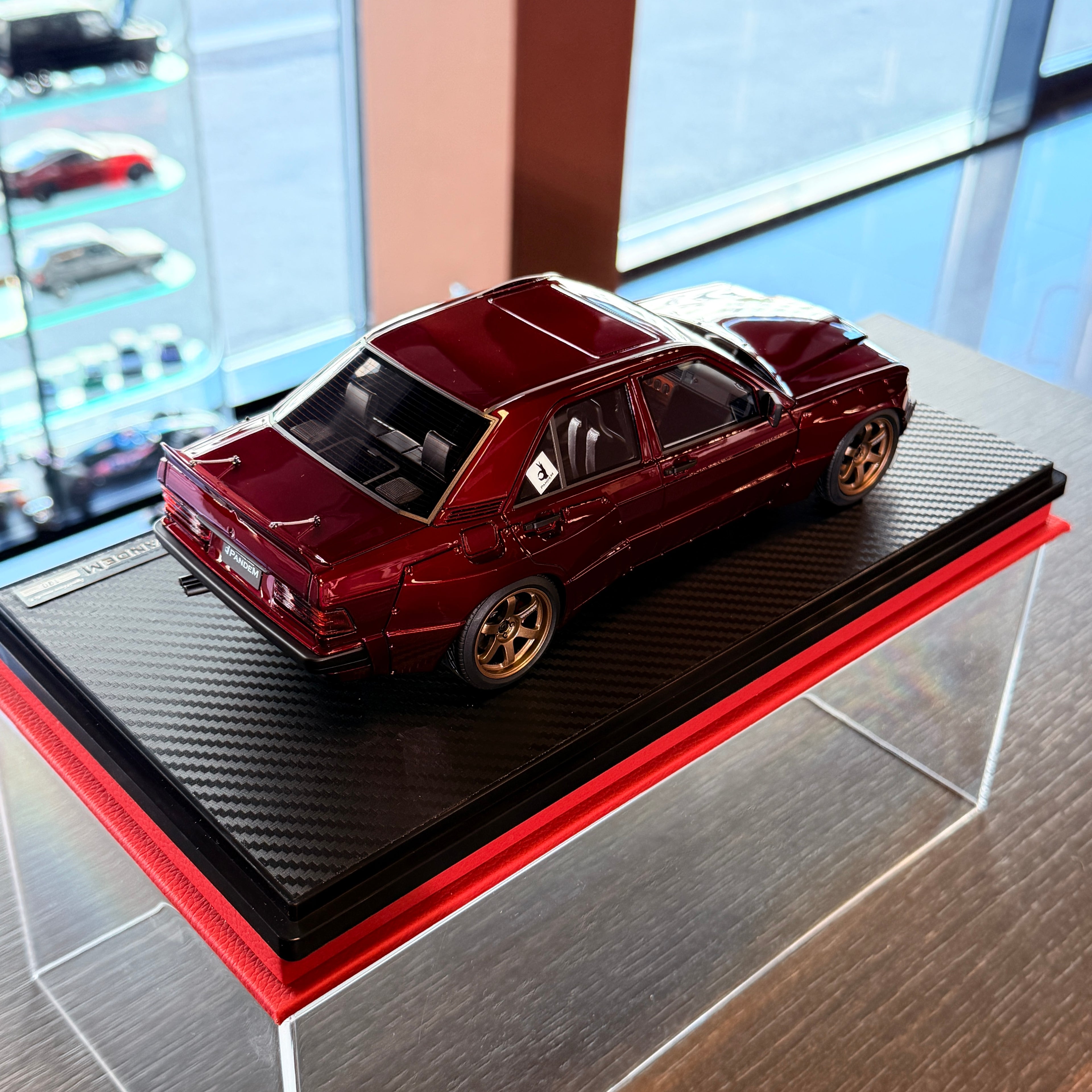 Mercedes-Benz 190 PANDEM červený metalický v mierke 1:18 od Ignition Model