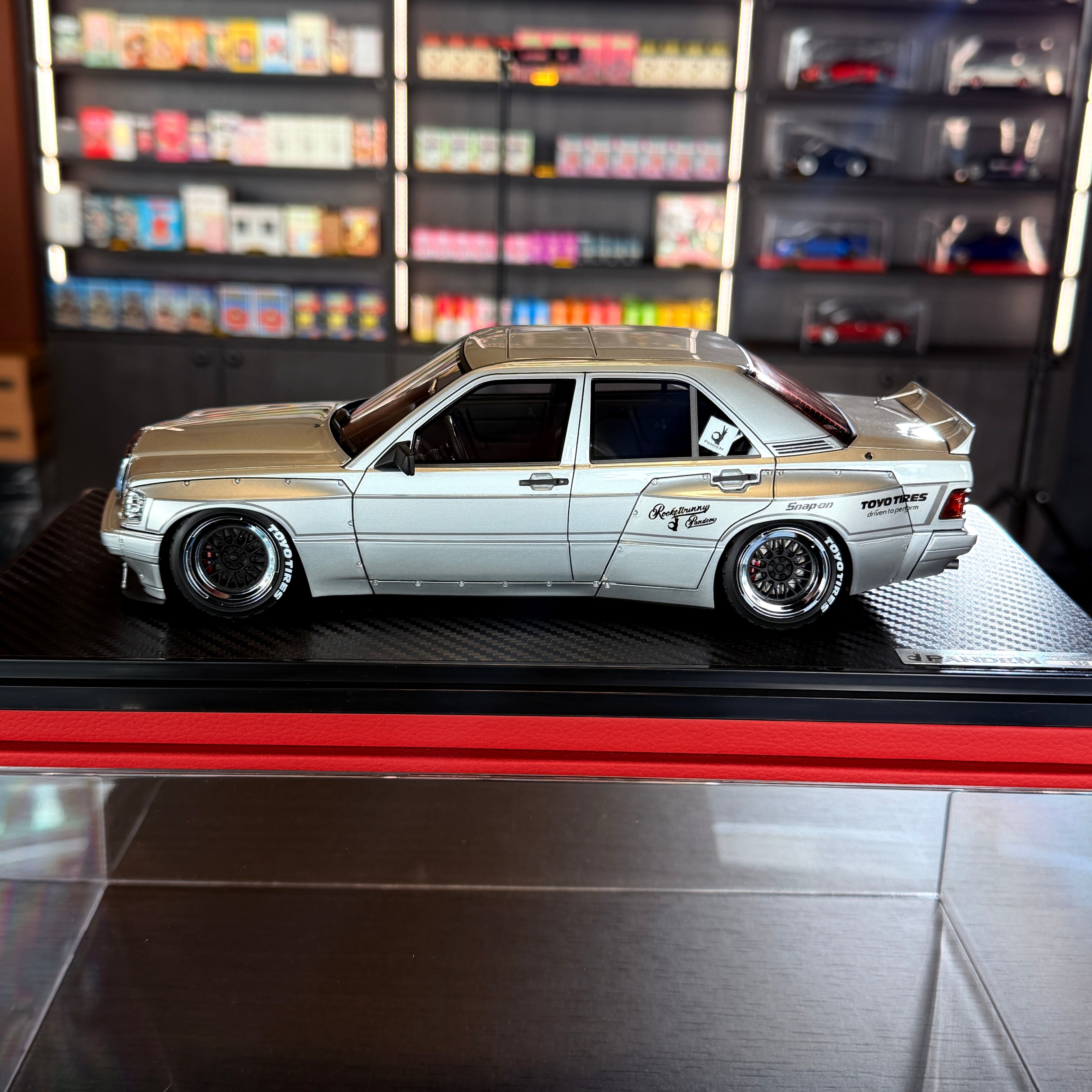 Mercedes-Benz 190 PANDEM strieborný v mierke 1:18 od Ignition Model