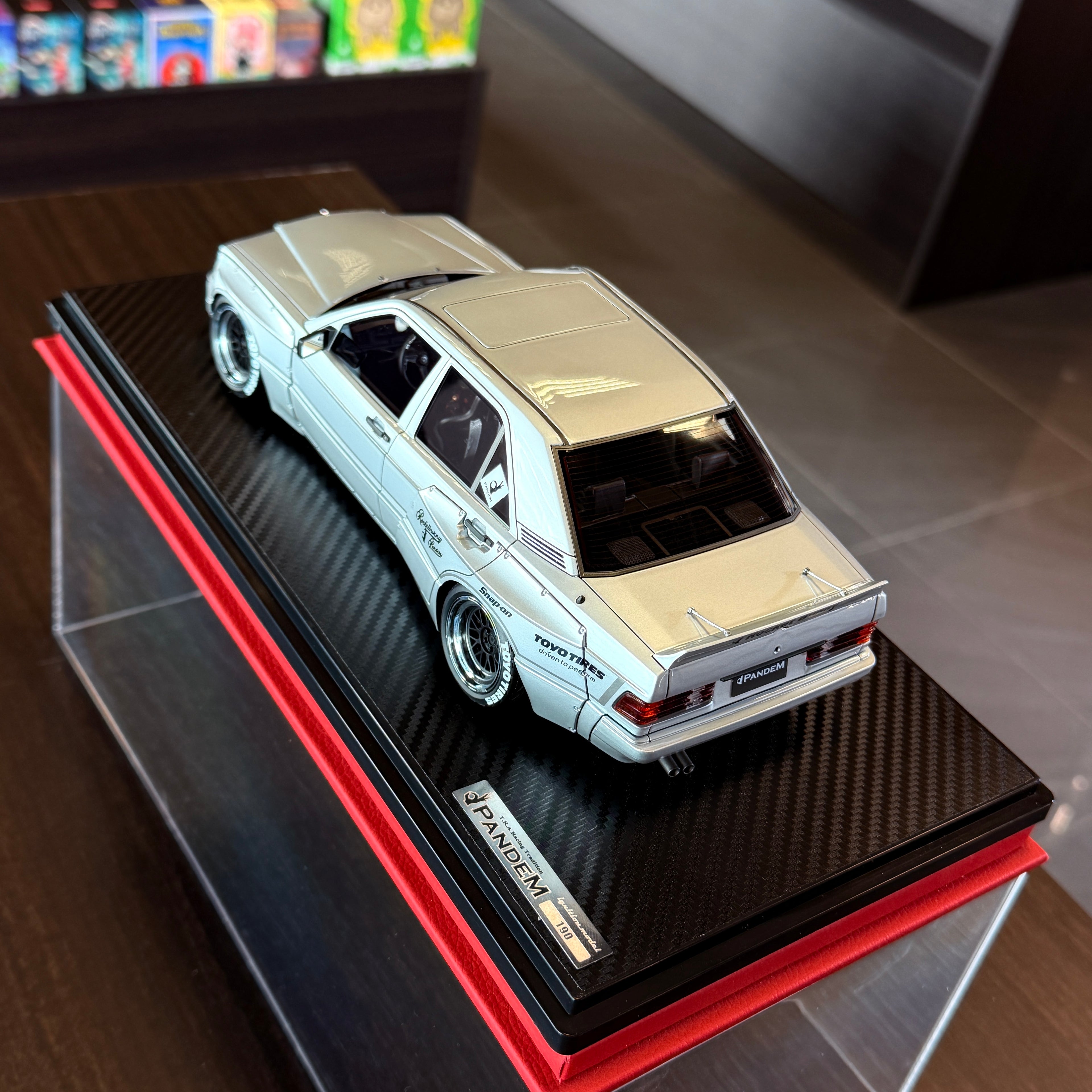 Mercedes-Benz 190 PANDEM strieborný v mierke 1:18 od Ignition Model