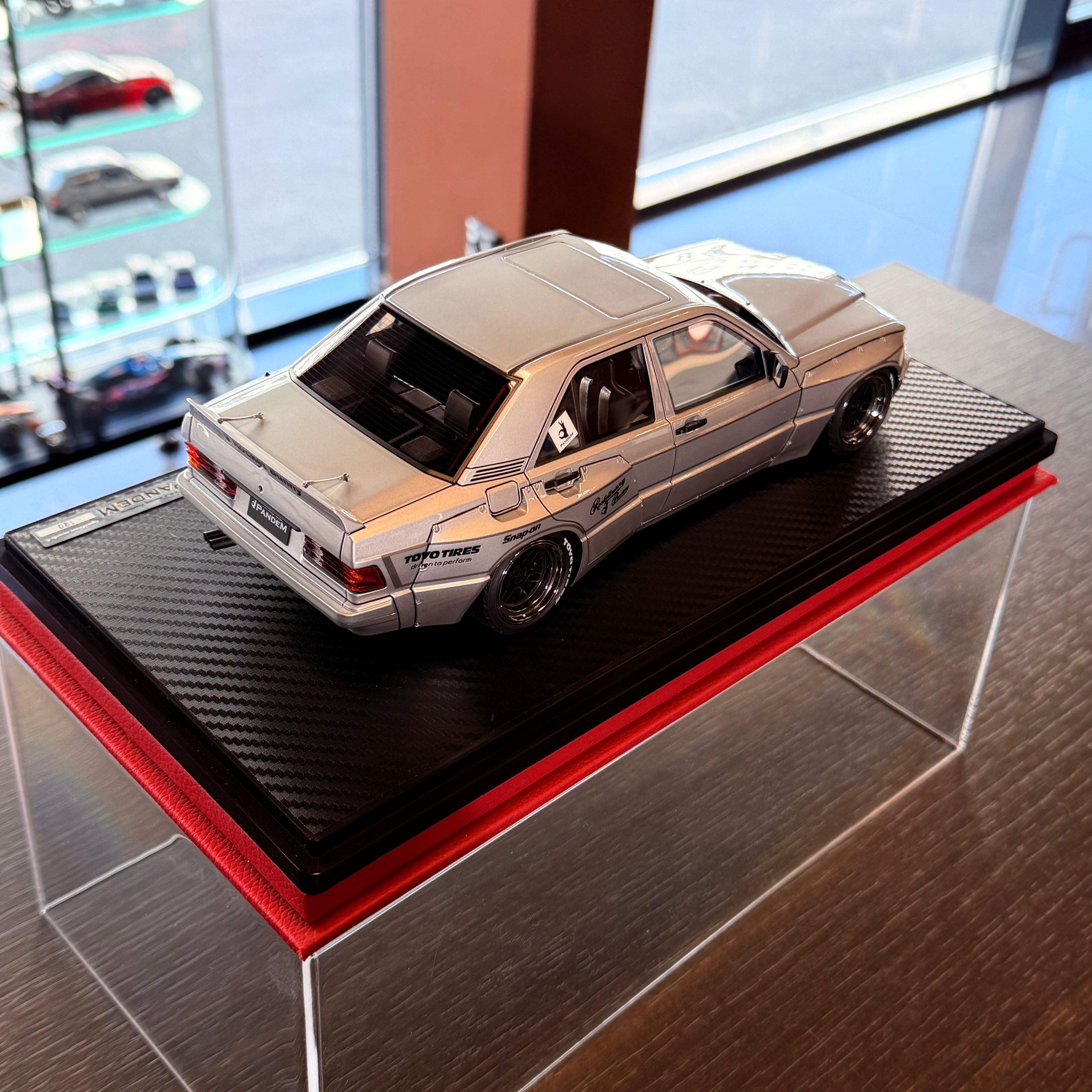 Mercedes-Benz 190 PANDEM strieborný v mierke 1:18 od Ignition Model