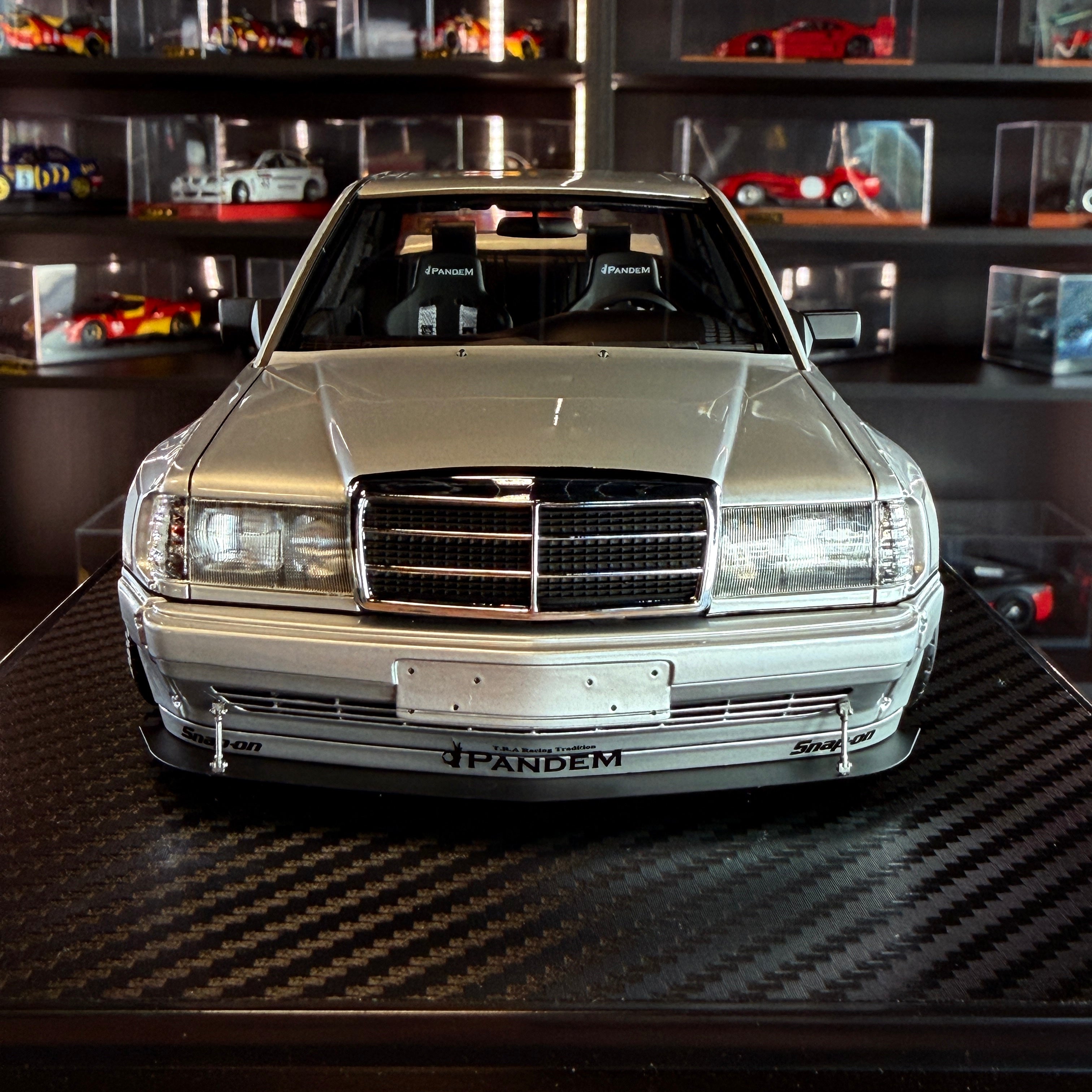 Mercedes-Benz 190 PANDEM strieborný v mierke 1:18 od Ignition Model