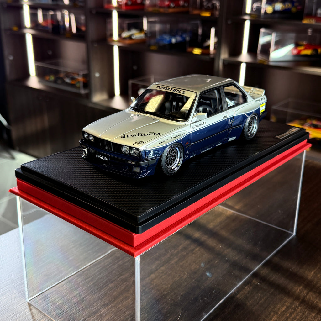 BMW E30 PANDEM Zilver/Blauw 1:18 van Ignition Model