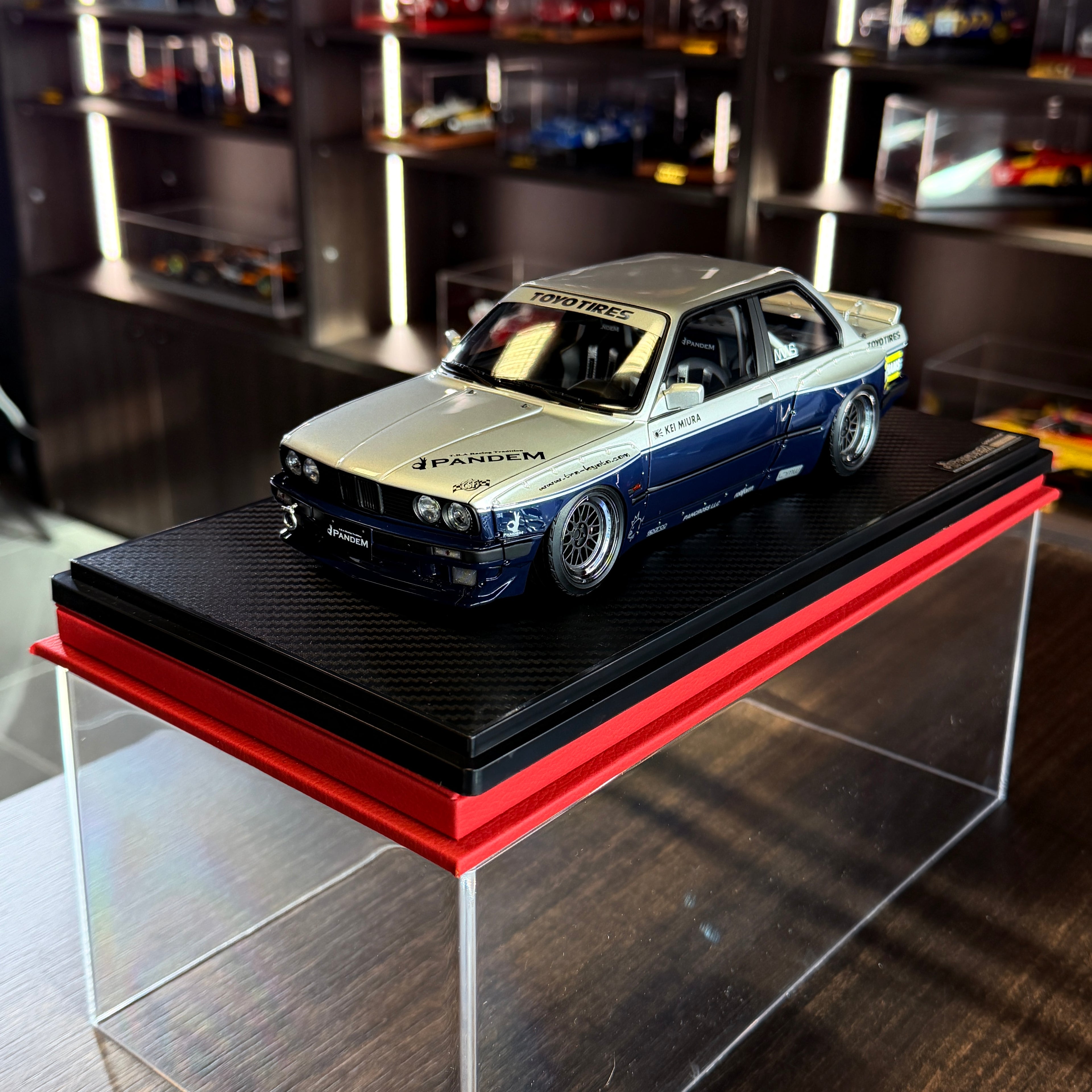BMW E30 PANDEM strieborno-modrý v mierke 1:18 od Ignition Model