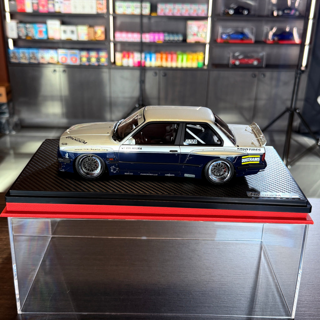 BMW E30 PANDEM Zilver/Blauw 1:18 van Ignition Model