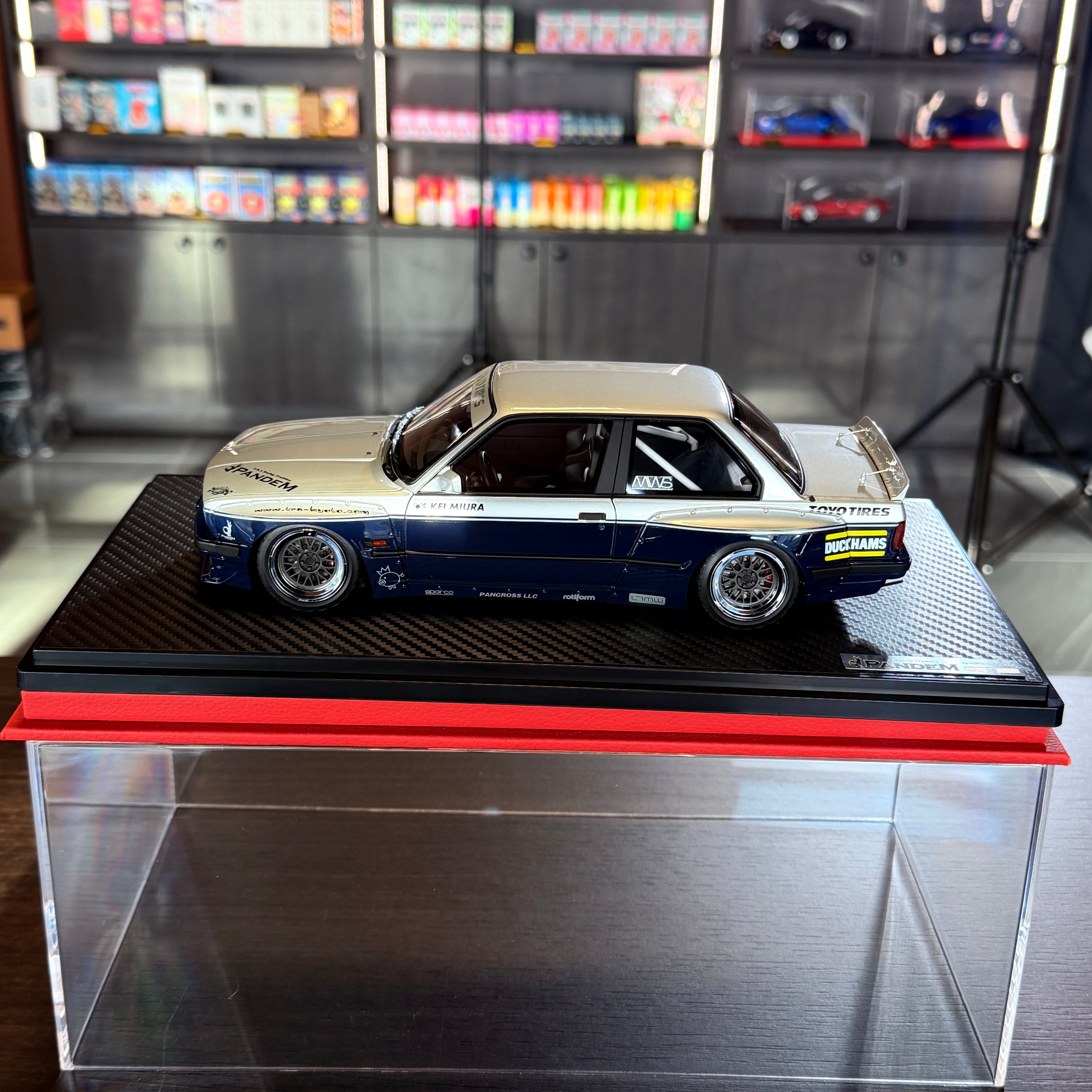 BMW E30 PANDEM strieborno-modrý v mierke 1:18 od Ignition Model