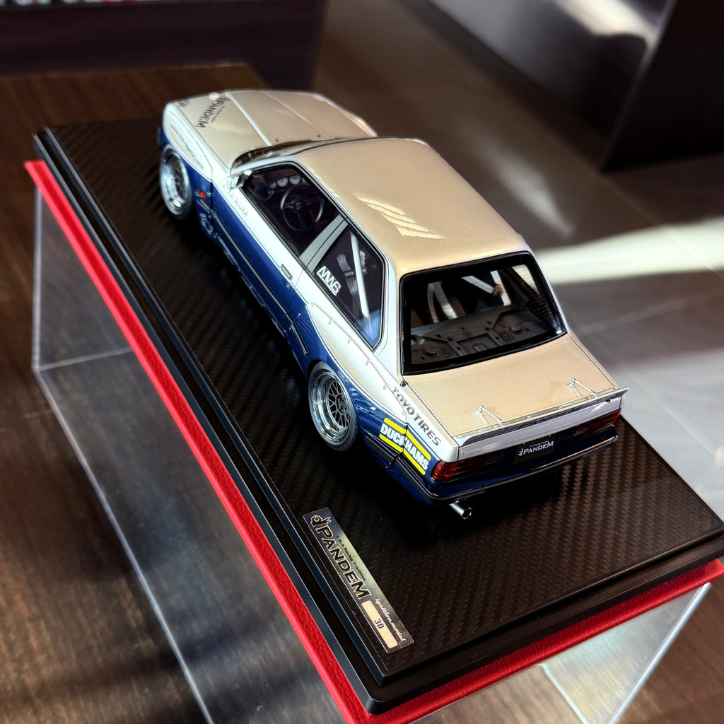 BMW E30 PANDEM Zilver/Blauw 1:18 van Ignition Model