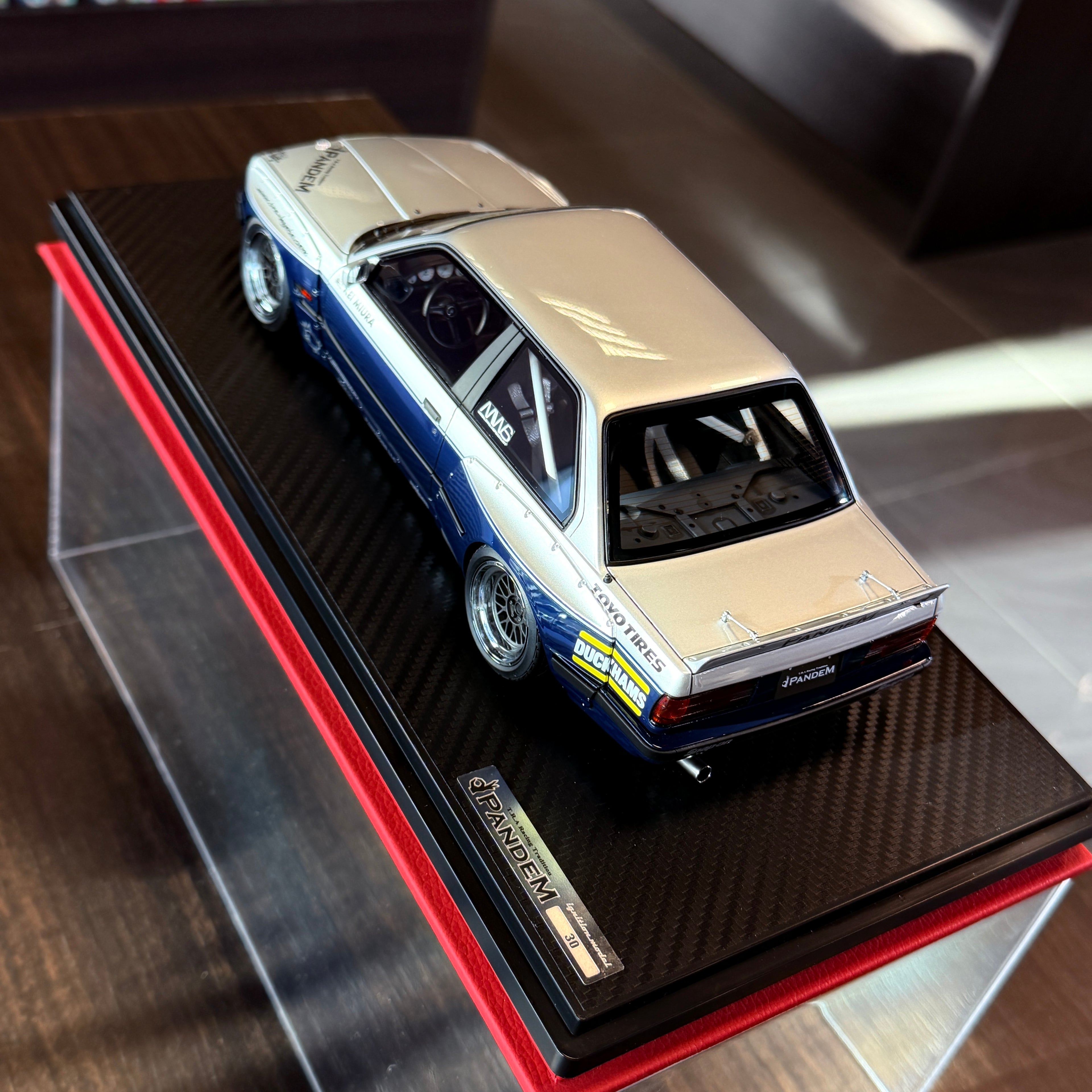 BMW E30 PANDEM strieborno-modrý v mierke 1:18 od Ignition Model