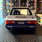 BMW E30 PANDEM Zilver/Blauw 1:18 van Ignition Model