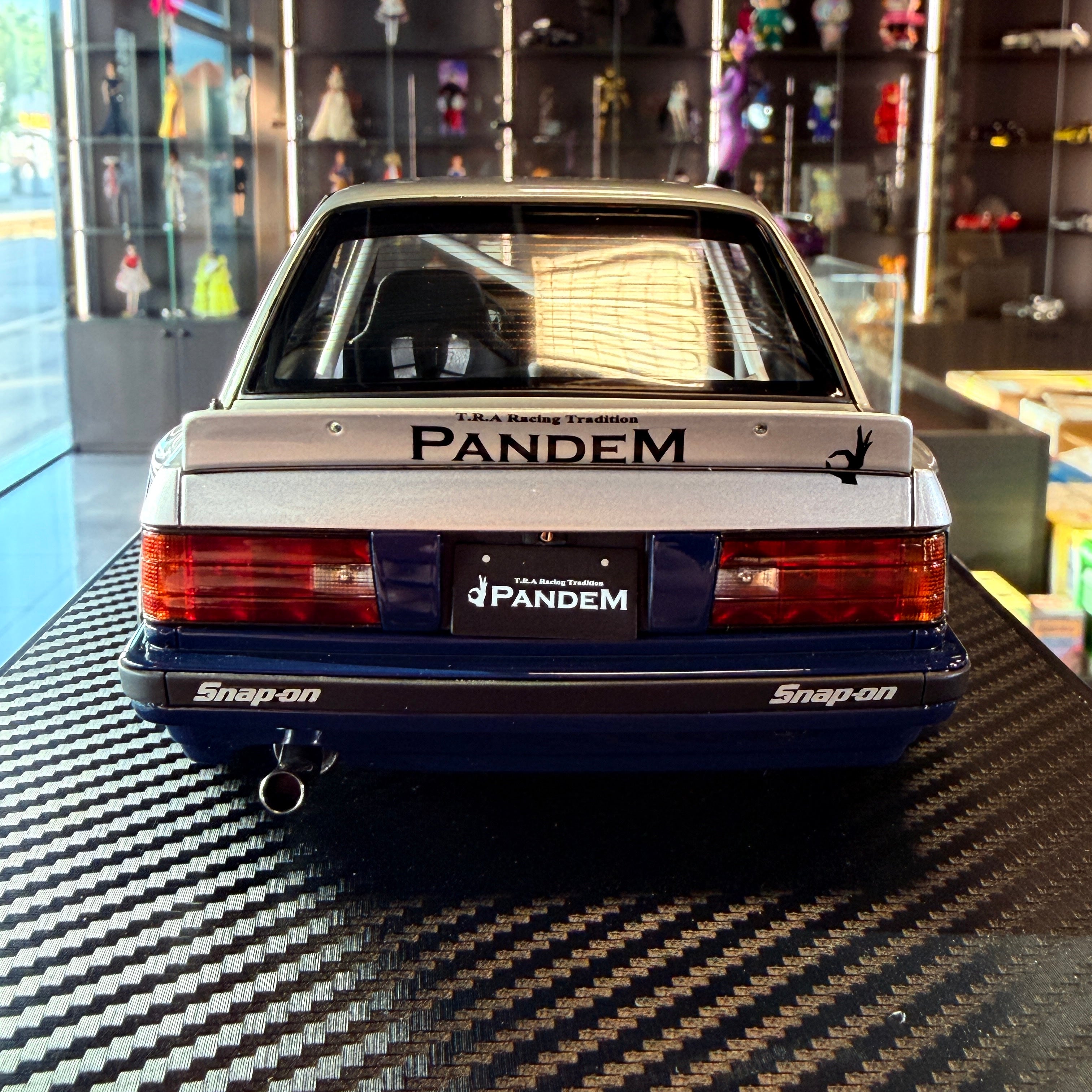 BMW E30 PANDEM Zilver/Blauw 1:18 van Ignition Model