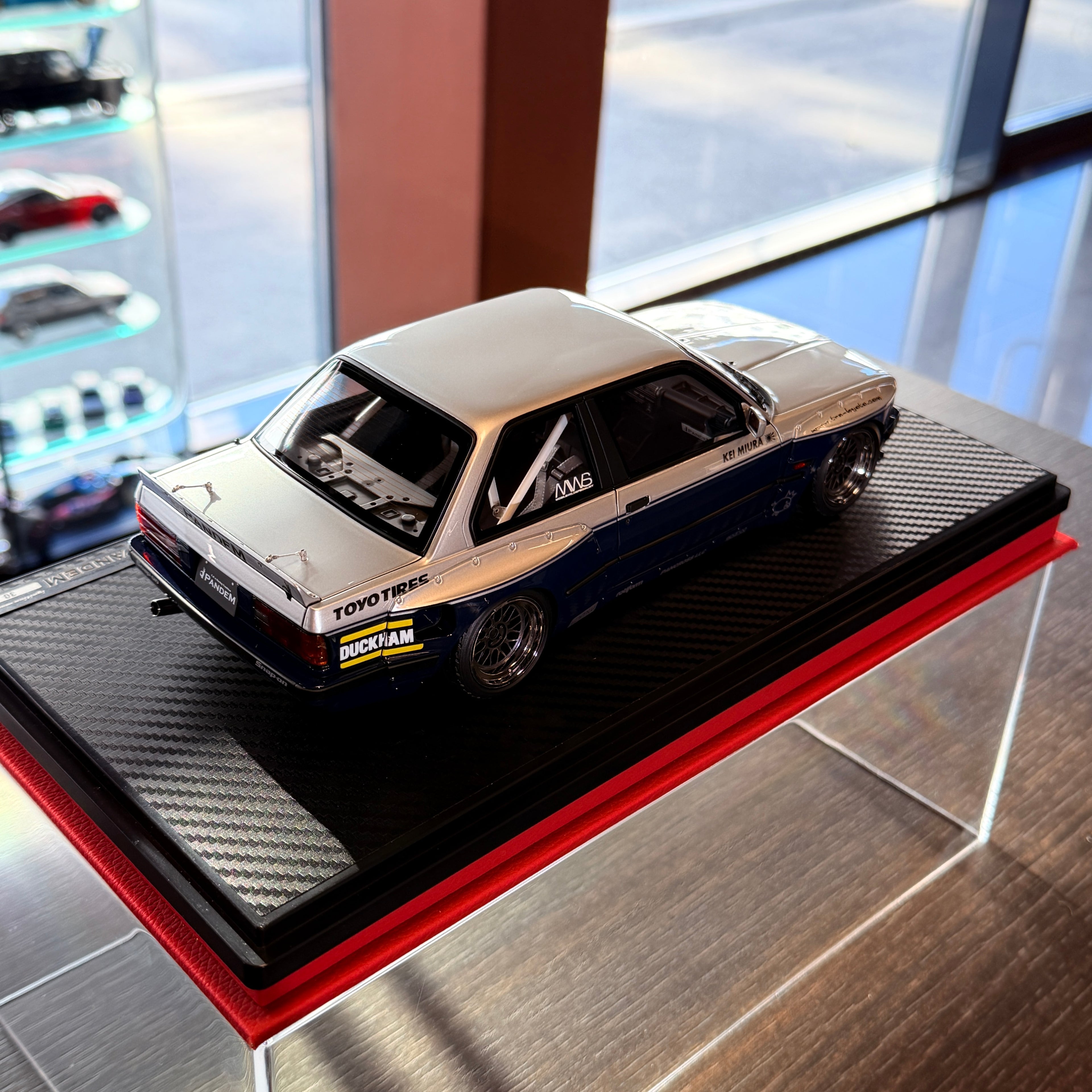 BMW E30 PANDEM strieborno-modrý v mierke 1:18 od Ignition Model