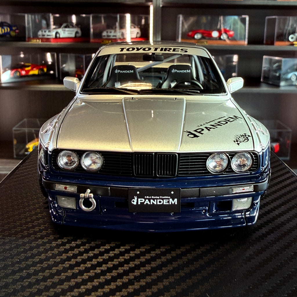 BMW E30 PANDEM Zilver/Blauw 1:18 van Ignition Model