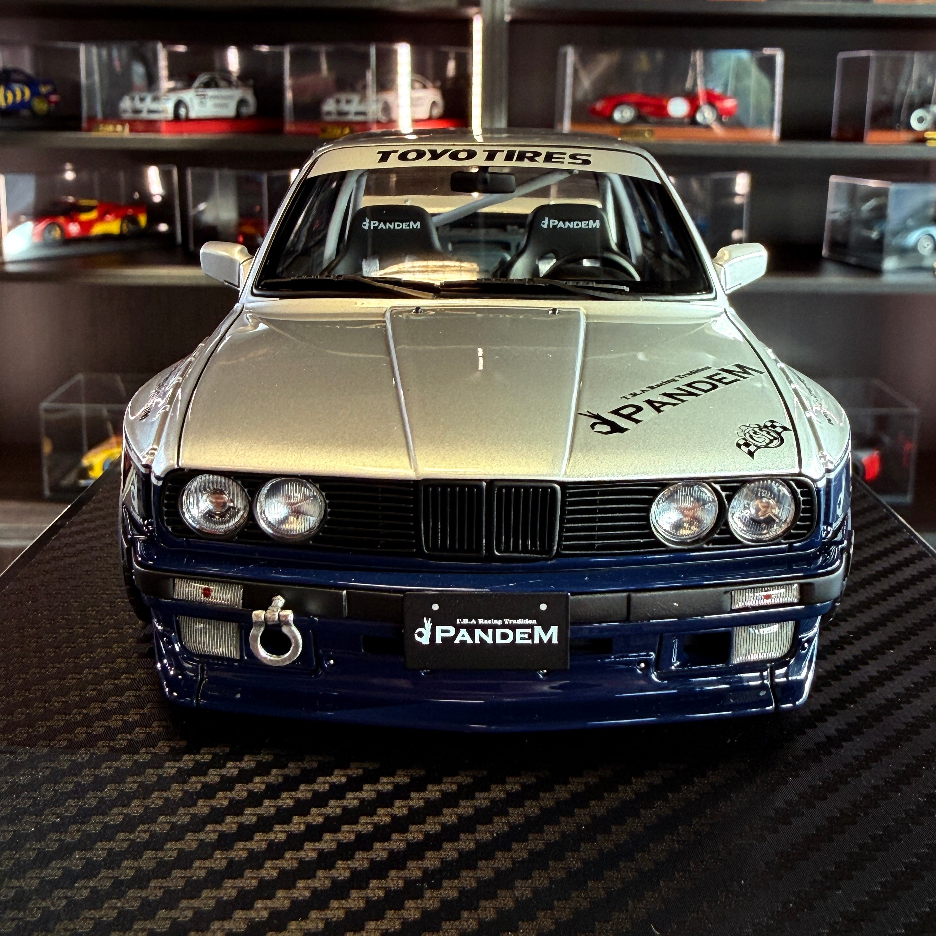 BMW E30 PANDEM strieborno-modrý v mierke 1:18 od Ignition Model
