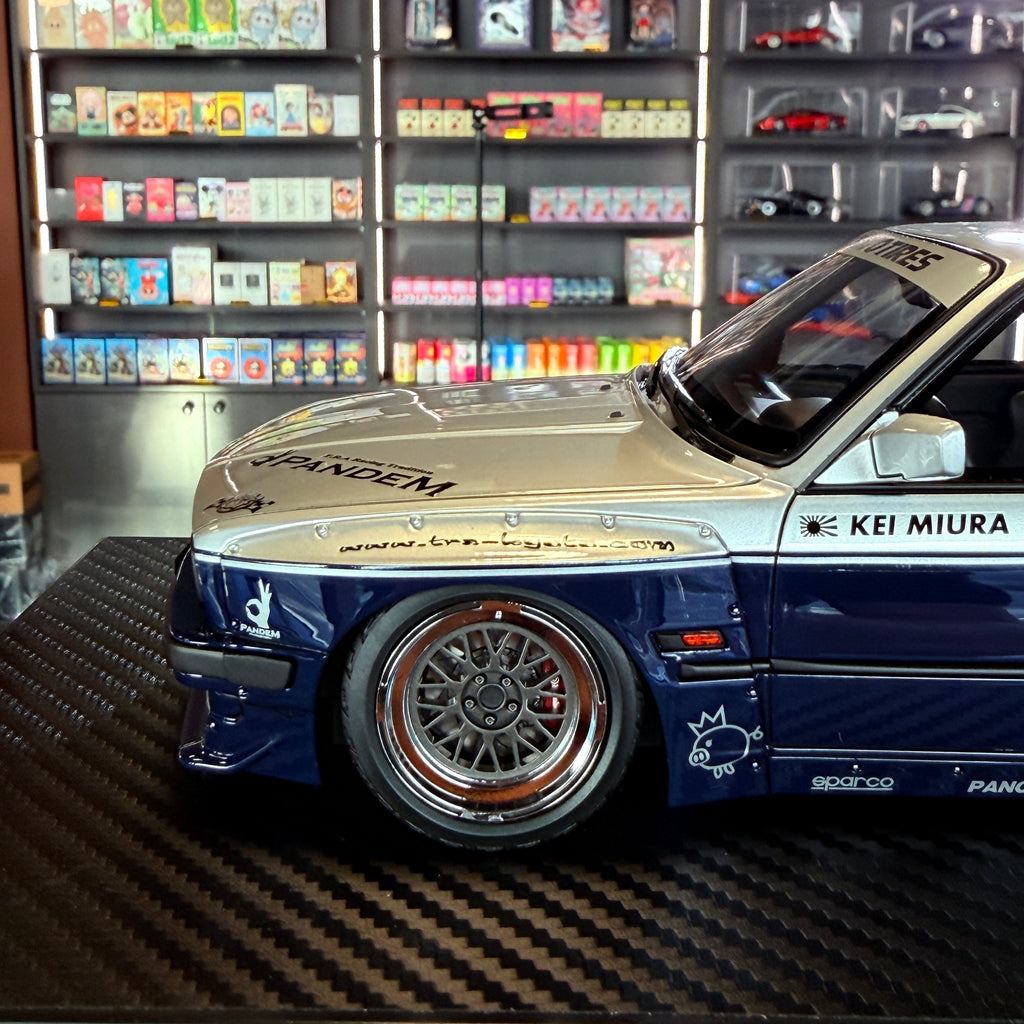 BMW E30 PANDEM Zilver/Blauw 1:18 van Ignition Model