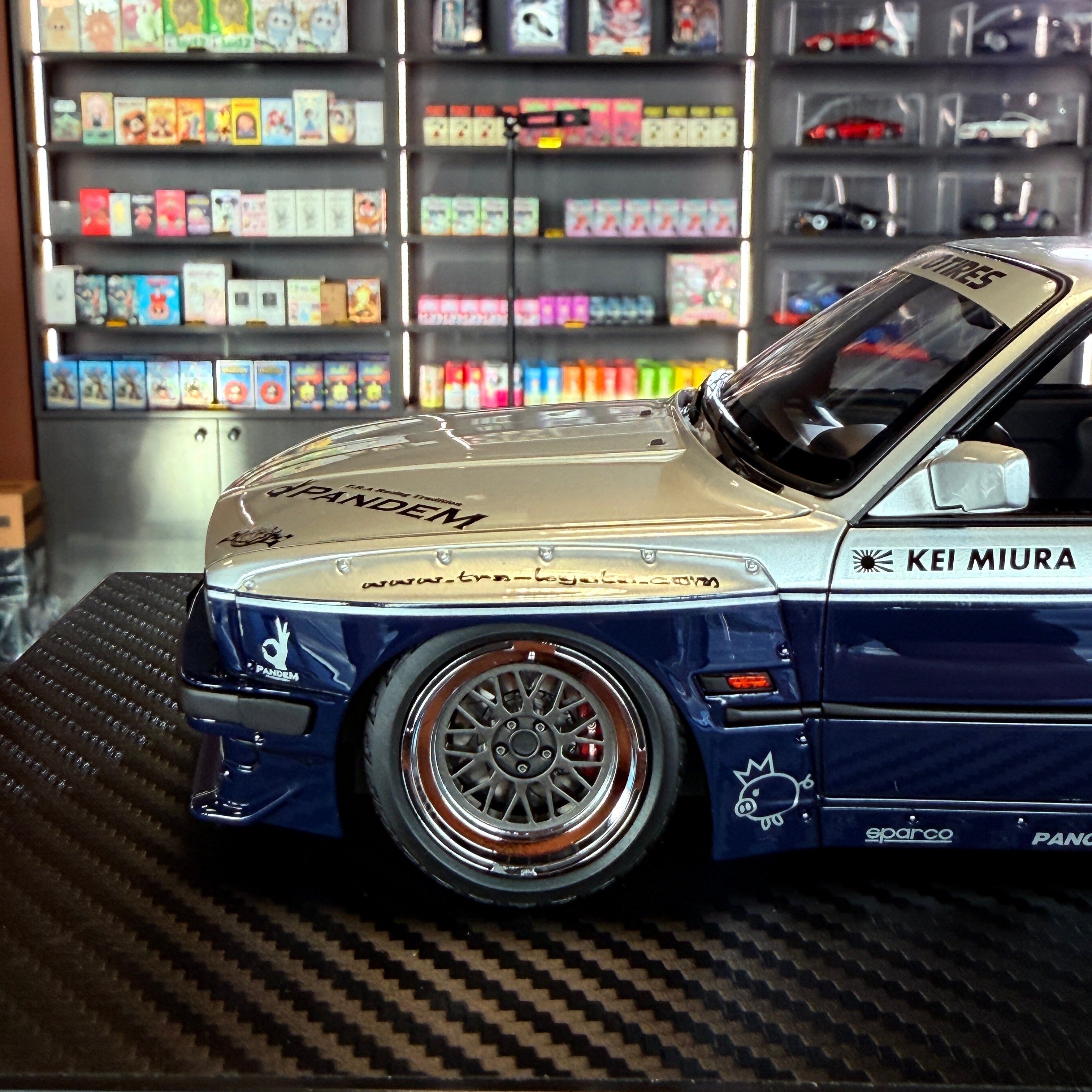 BMW E30 PANDEM Zilver/Blauw 1:18 van Ignition Model