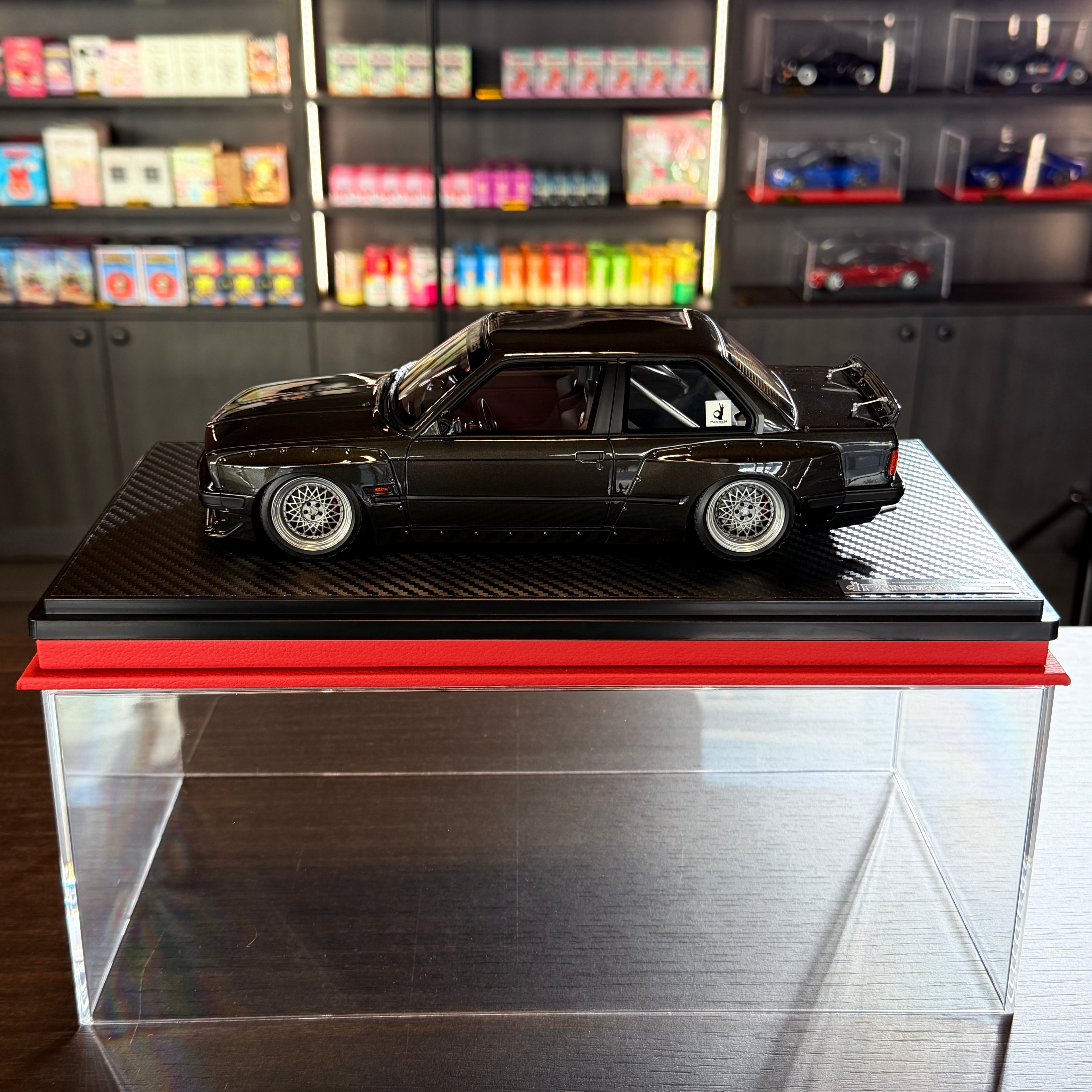 BMW E30 PANDEM gunmetalový v mierke 1:18 od Ignition Model