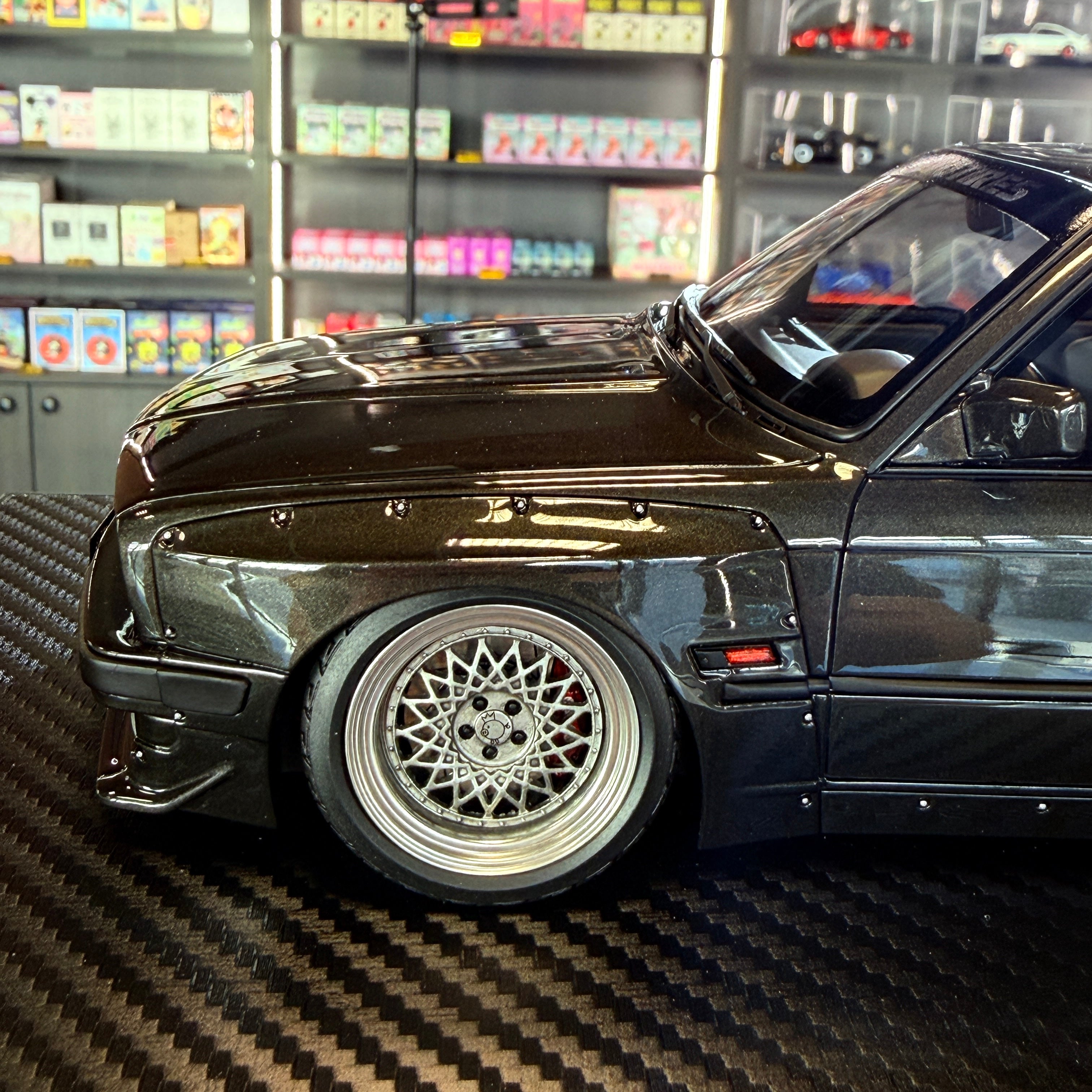 BMW E30 PANDEM Gun Metallic 1:18 van Ignition Model