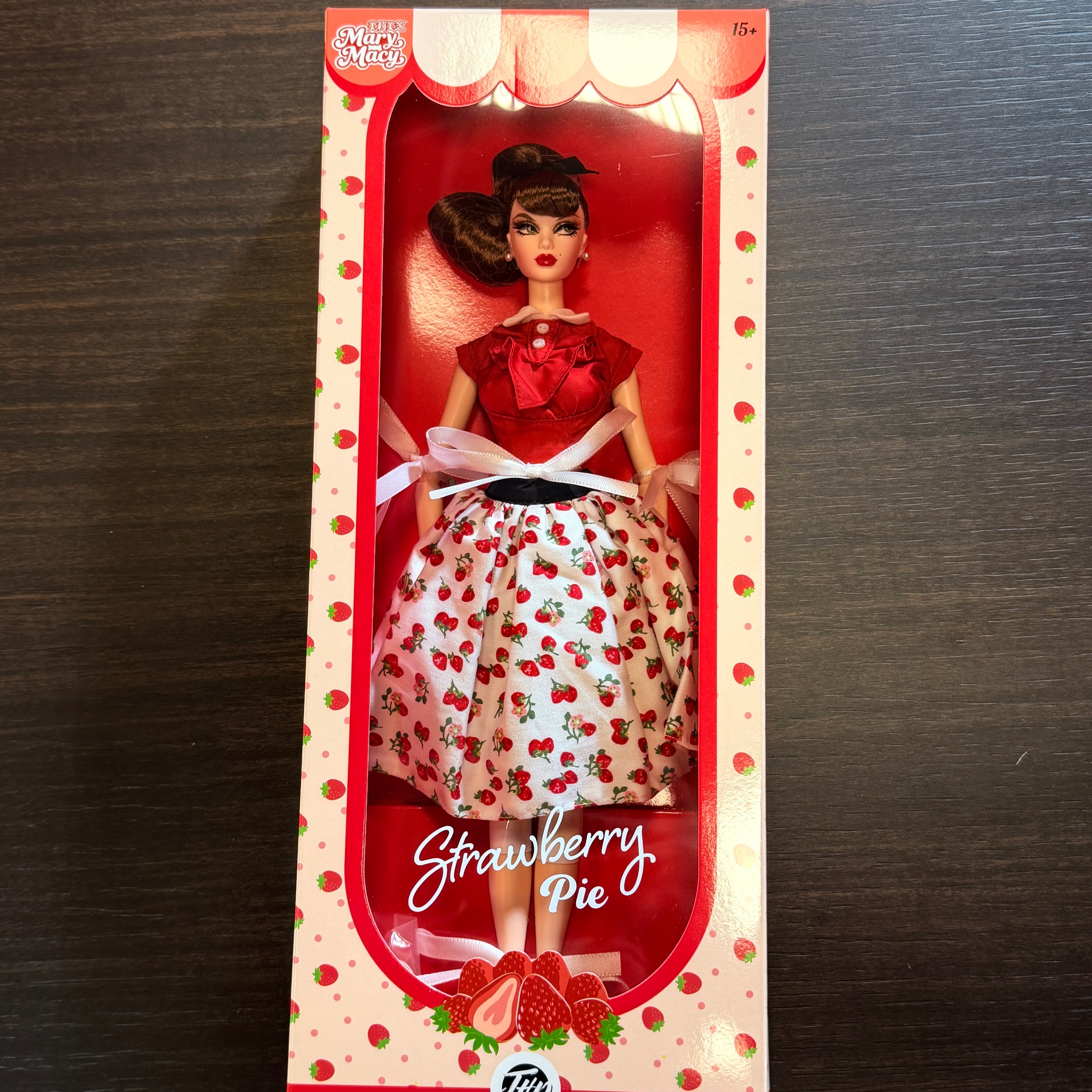 Mary Macy Valley of the Dolls: Strawberry Pie Gloria, 2026 год, JHD Fashion dolls (куклы Mizi)